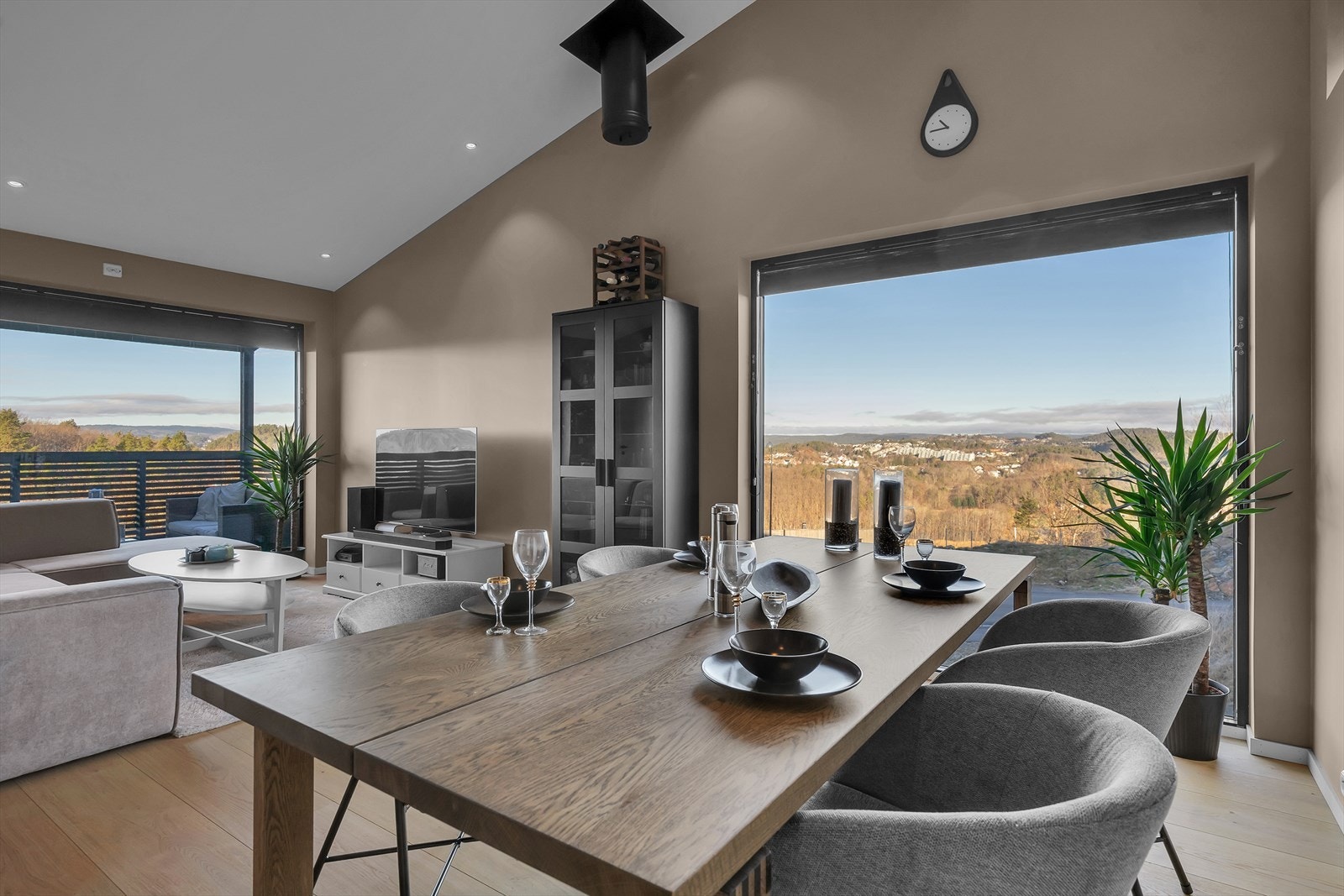 Fantastisk takhøyde og store vindusflater som gir optimale lys-og utsiktforhold Galleribilde