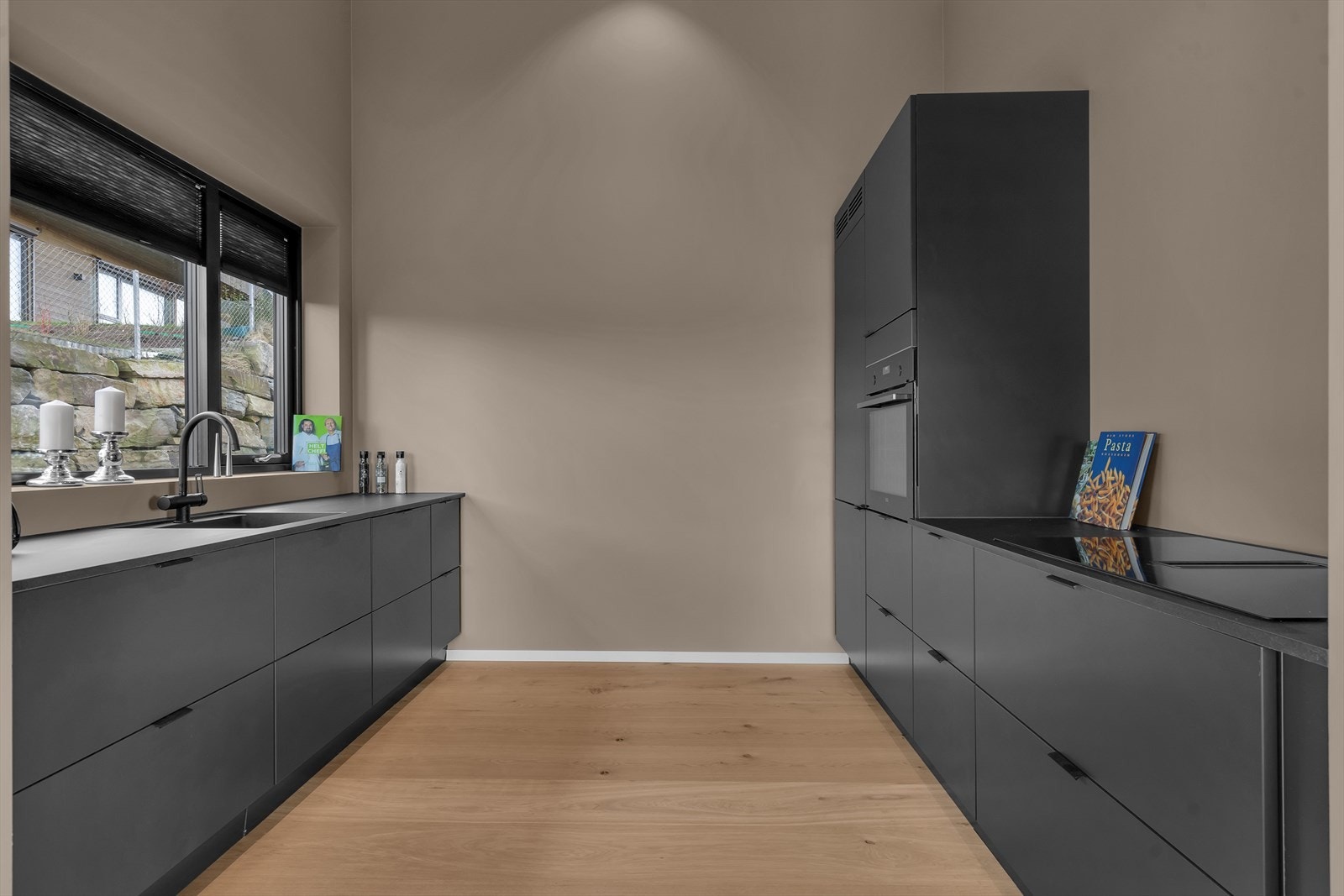 Delvis åpen løsning mellom stue/kjøkken. Kjøkkenet har god skap- og benkeplass, samt integrerte hvitevarer som komfyr, platetopp, oppvaskmaskin og kjøleskap/frys Galleribilde