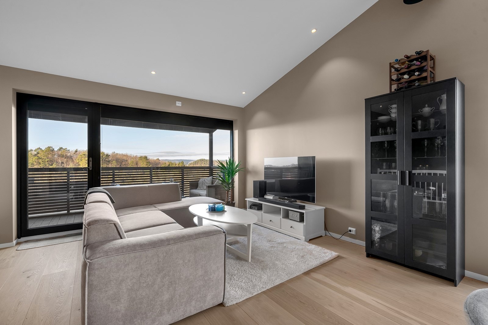 Generøs takhøyde som må oppleves. Spotter i tak Galleribilde