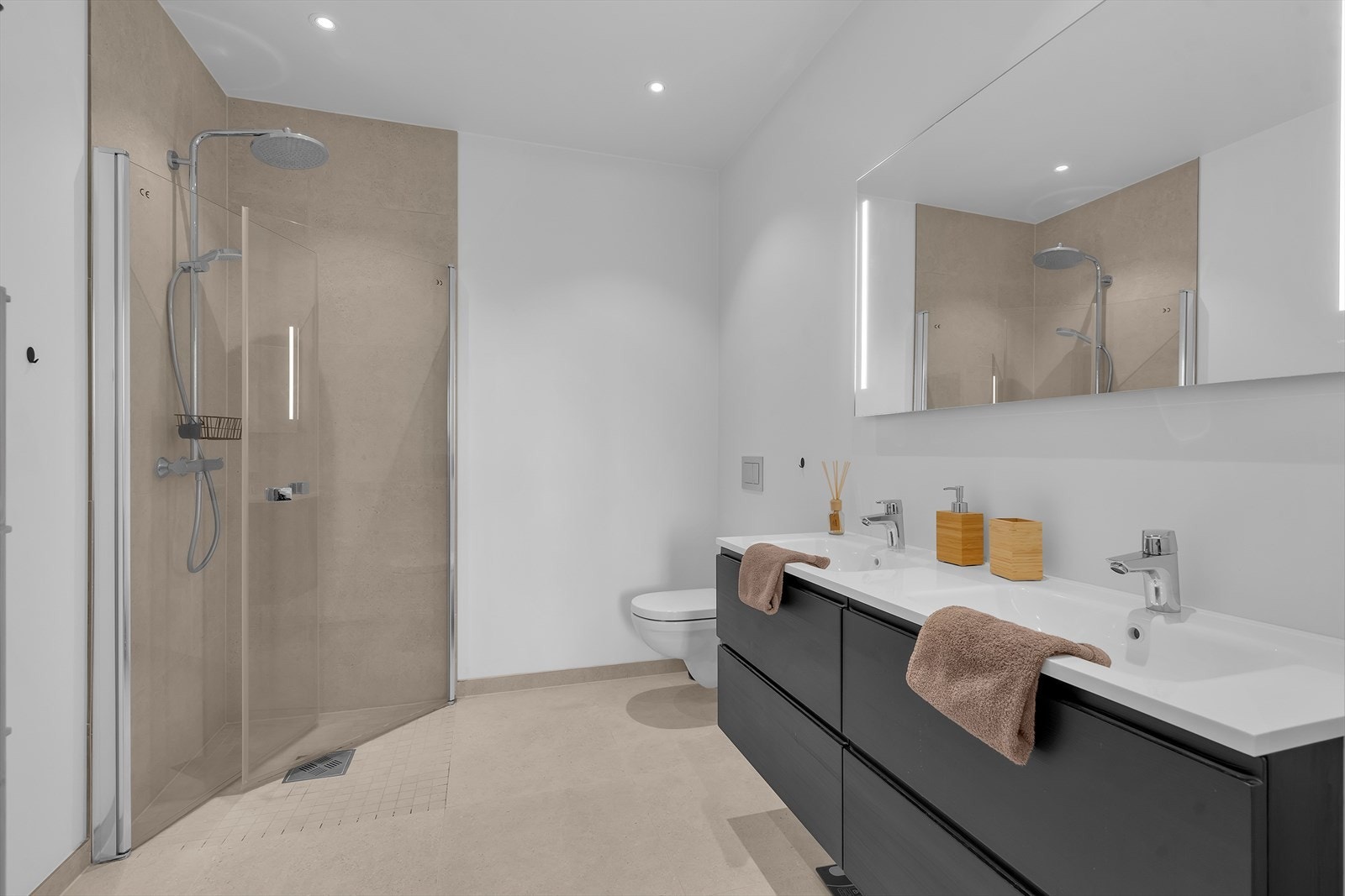 Flislagt bad med varmekabler i gulv og spotter i tak Galleribilde