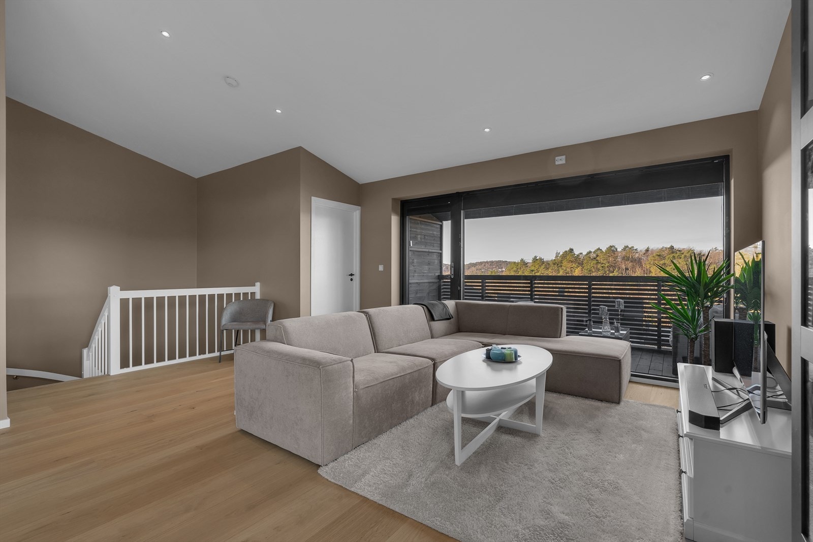 God plass til både spise- og sofagruppe. Enkel å møblere Galleribilde