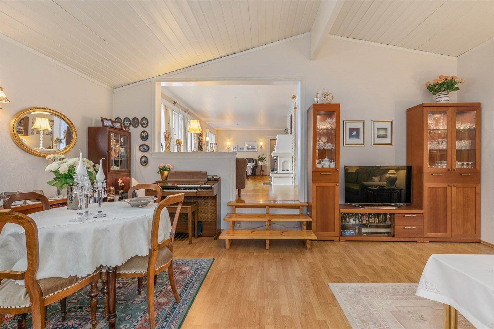 Stova er utbygd med stove, bad, soverom og gang m/ eiga inngang. Det er gode moglegheiter for utleige her om ønskeleg. Delen er omsøkt og godkjent som generasjonsbustad. Galleribilde