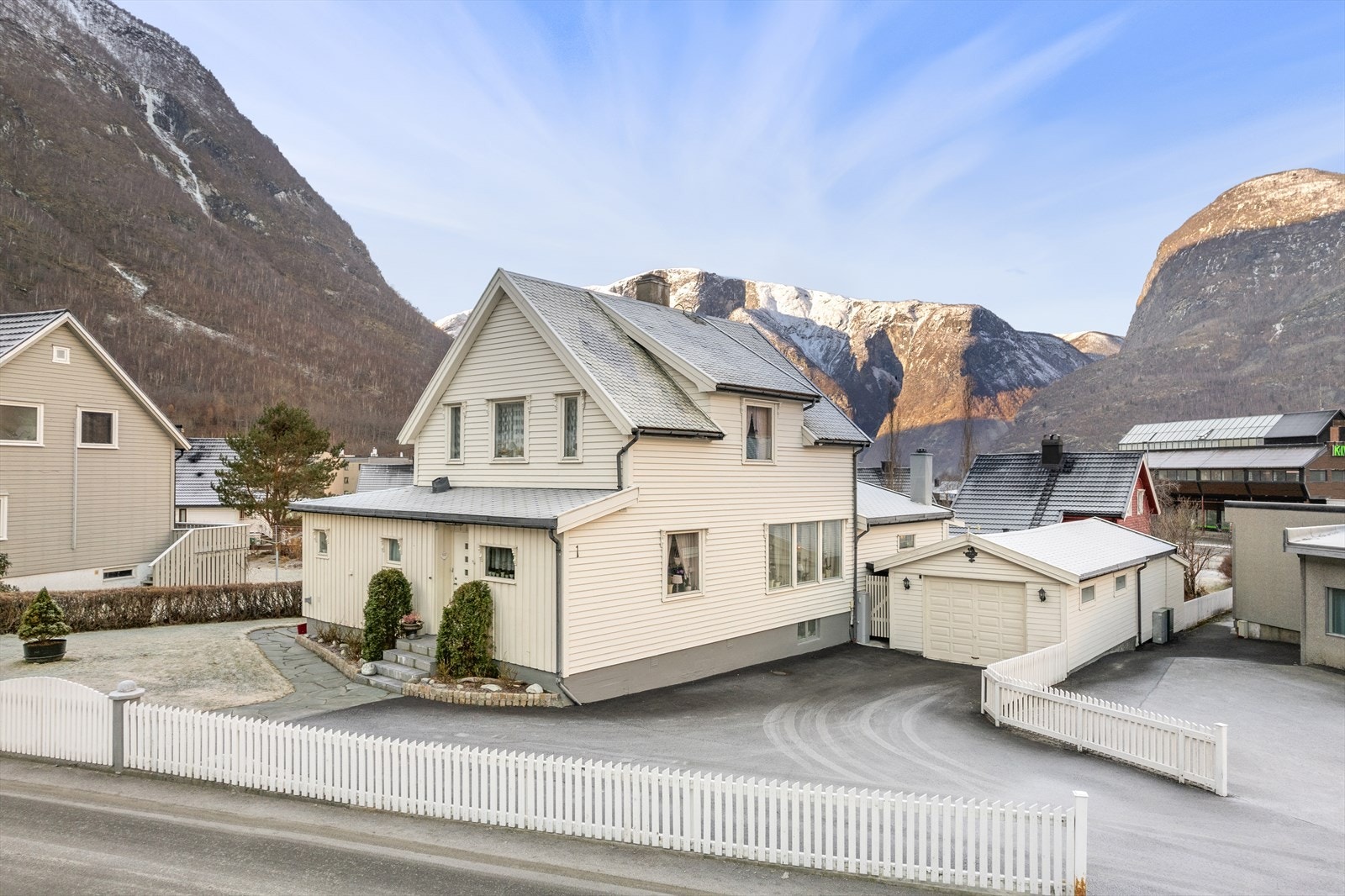 Her får ein stor tomt med rikeleg plass, fine solforhald og pent opparbeida grøntareal. Det er garasje på totalt 49 kvm, samtidig som tomta har god parkeringsdekning. Galleribilde