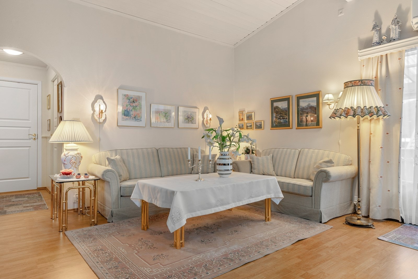 Bustaden har fine romløysingar, og byr blandt anna på svært stor stove med påbygd del, 5 gode soverom og 3 bad. I underetasjen er også moglegheitane mange med gode oppbevaringsrom. Galleribilde