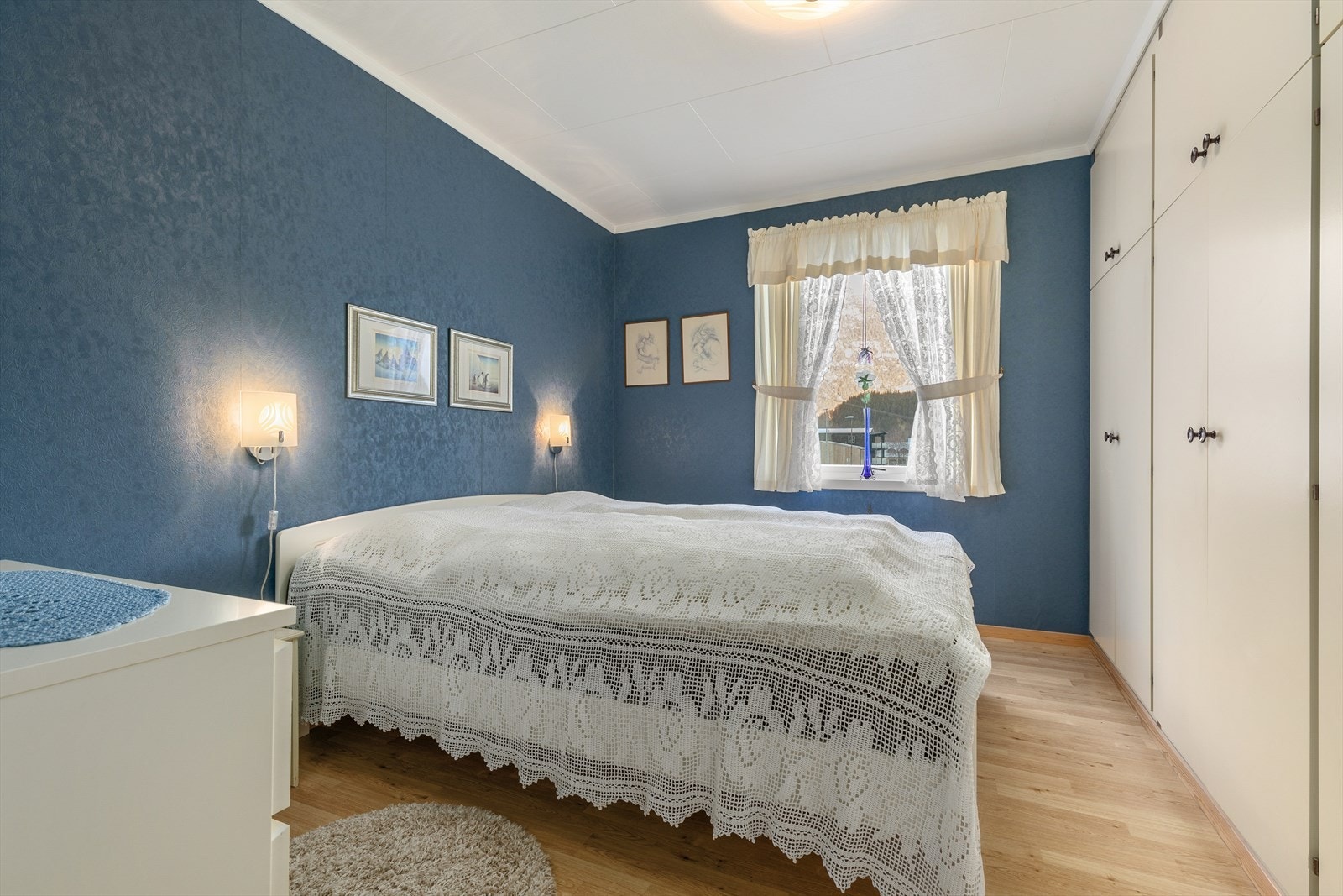 Soverom med god plass til seng og oppbevaring i innebygde skap. Galleribilde