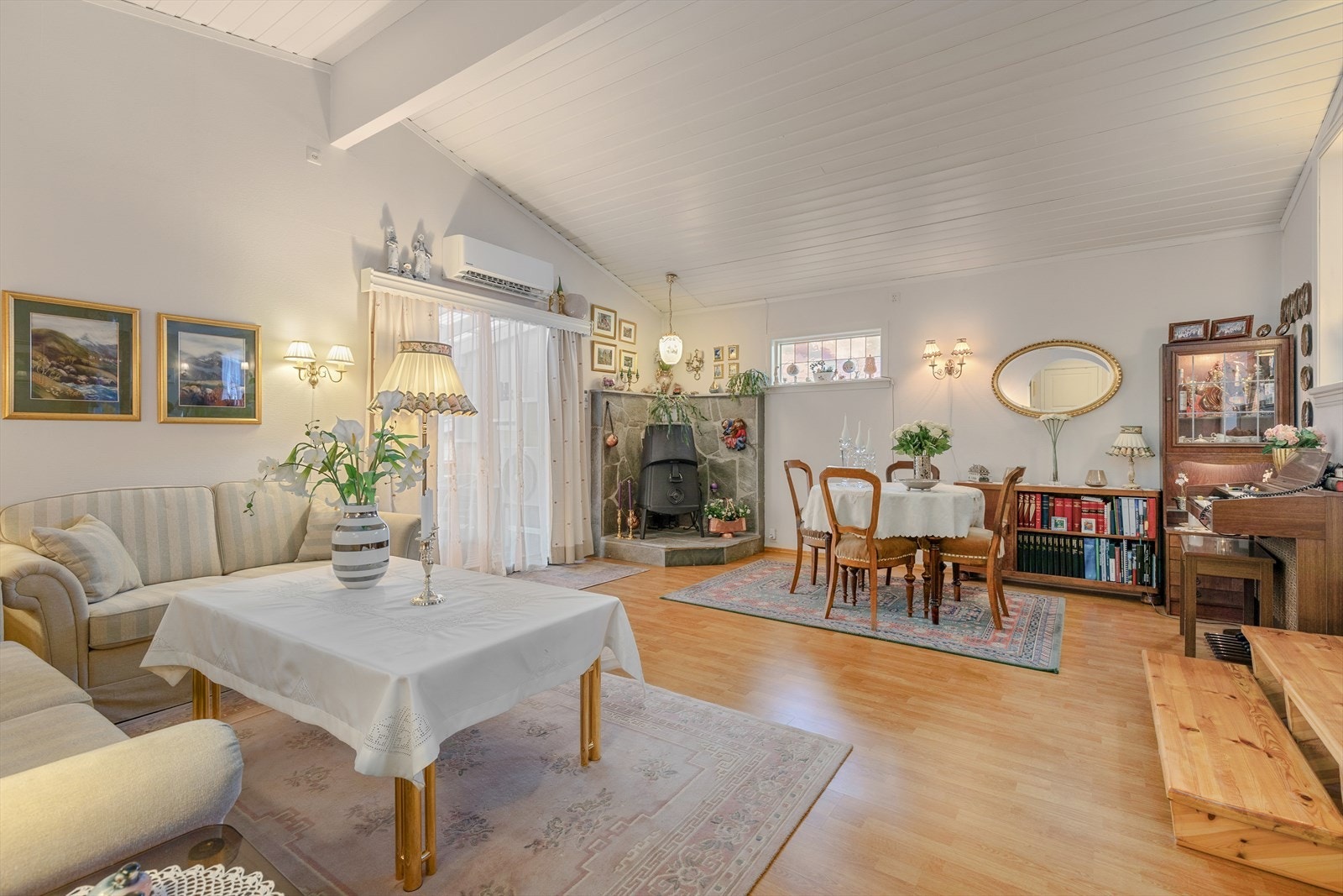 Rommet gir plass til ei romslig sofagruppe, spisebord og ønska møblement. Galleribilde