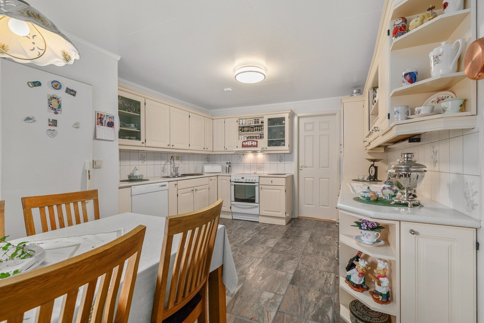 Kjøkkenet har god skap- og benkeplass, og ligg i fin adskilt løysing fra stove. På kjøkkenet har ein også tilkomst til kjølerom med god plass til matoppbevaring. Galleribilde