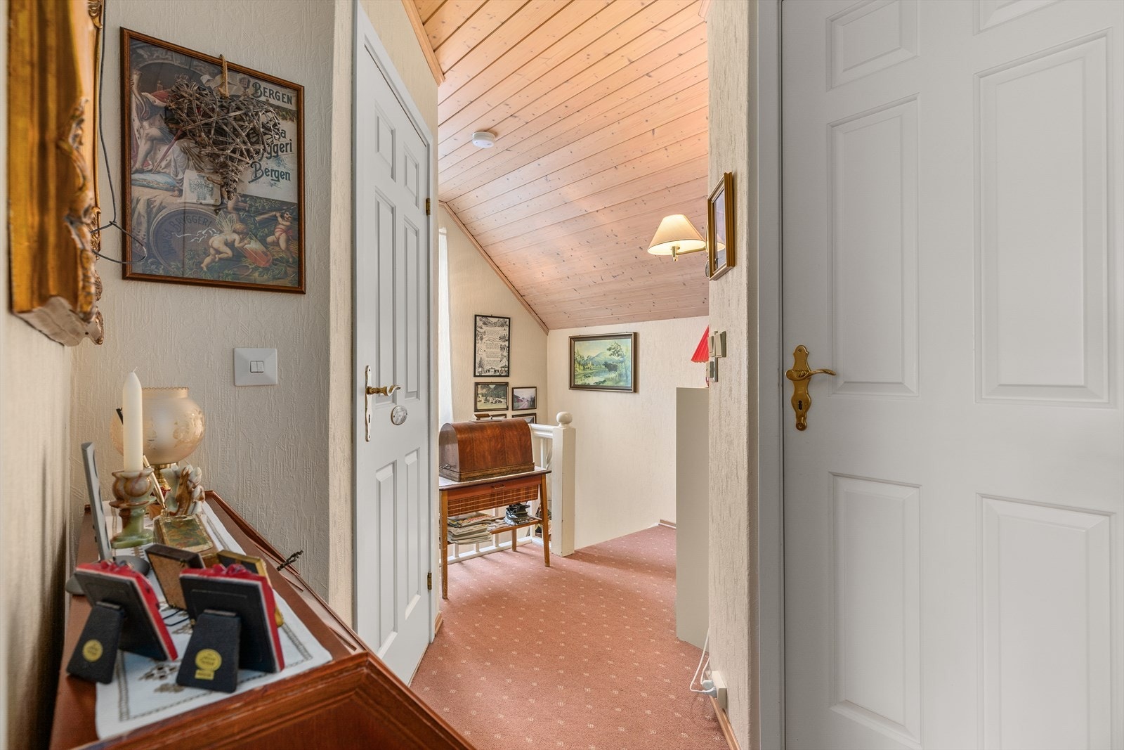 Bevegar me oss 2. Etasje finn med fire soverom og bad. Galleribilde