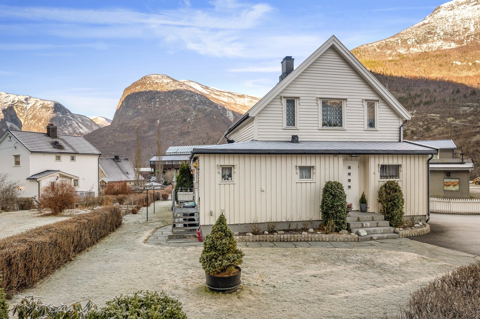 Her bur ein i eit trygt og barnevennleg bustadområde med privat grøntareal og mykje oppbevaringsplass i bod og garasje. Galleribilde