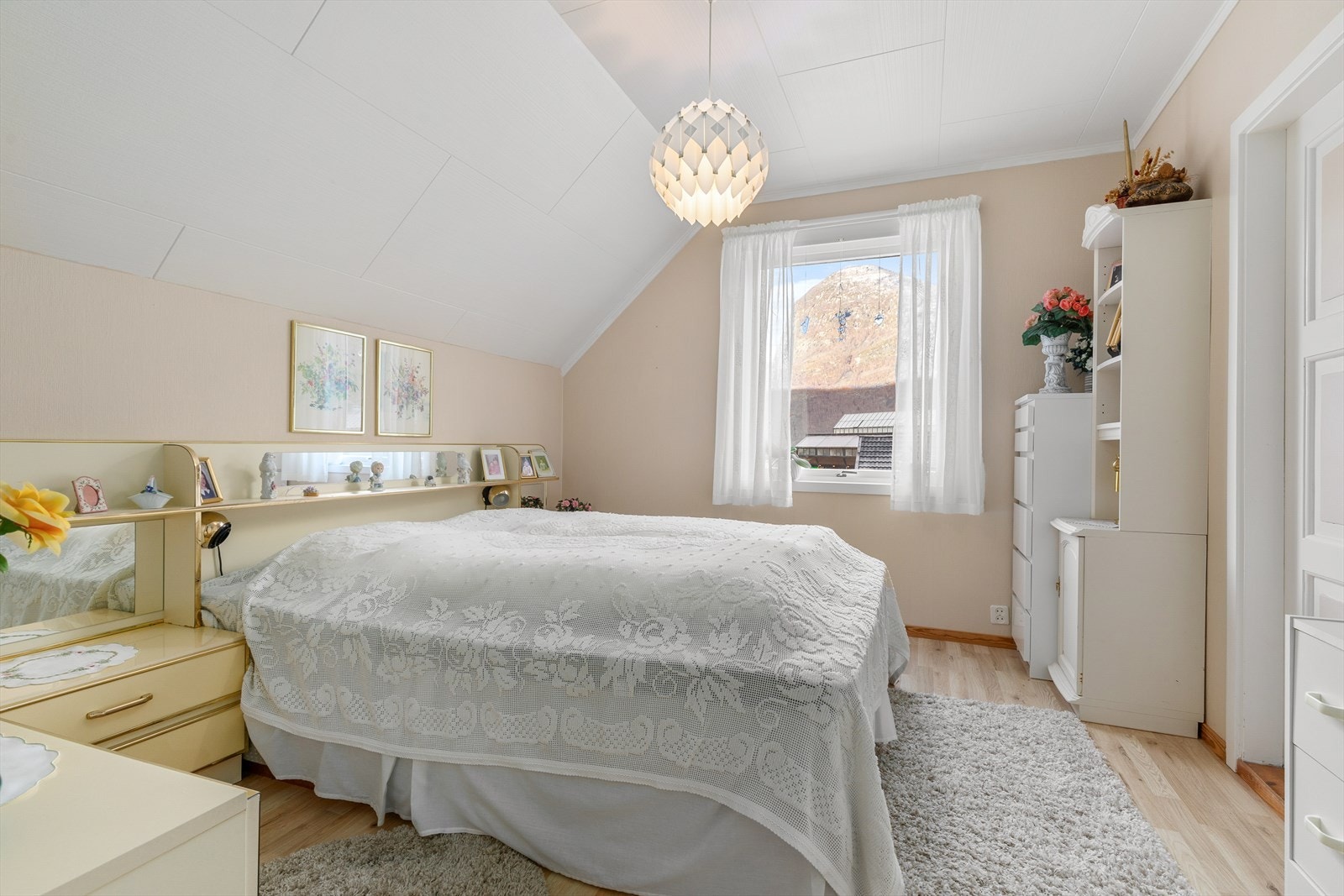 Soverom med plass til dobbelseng og plass til ønska møblement. Galleribilde