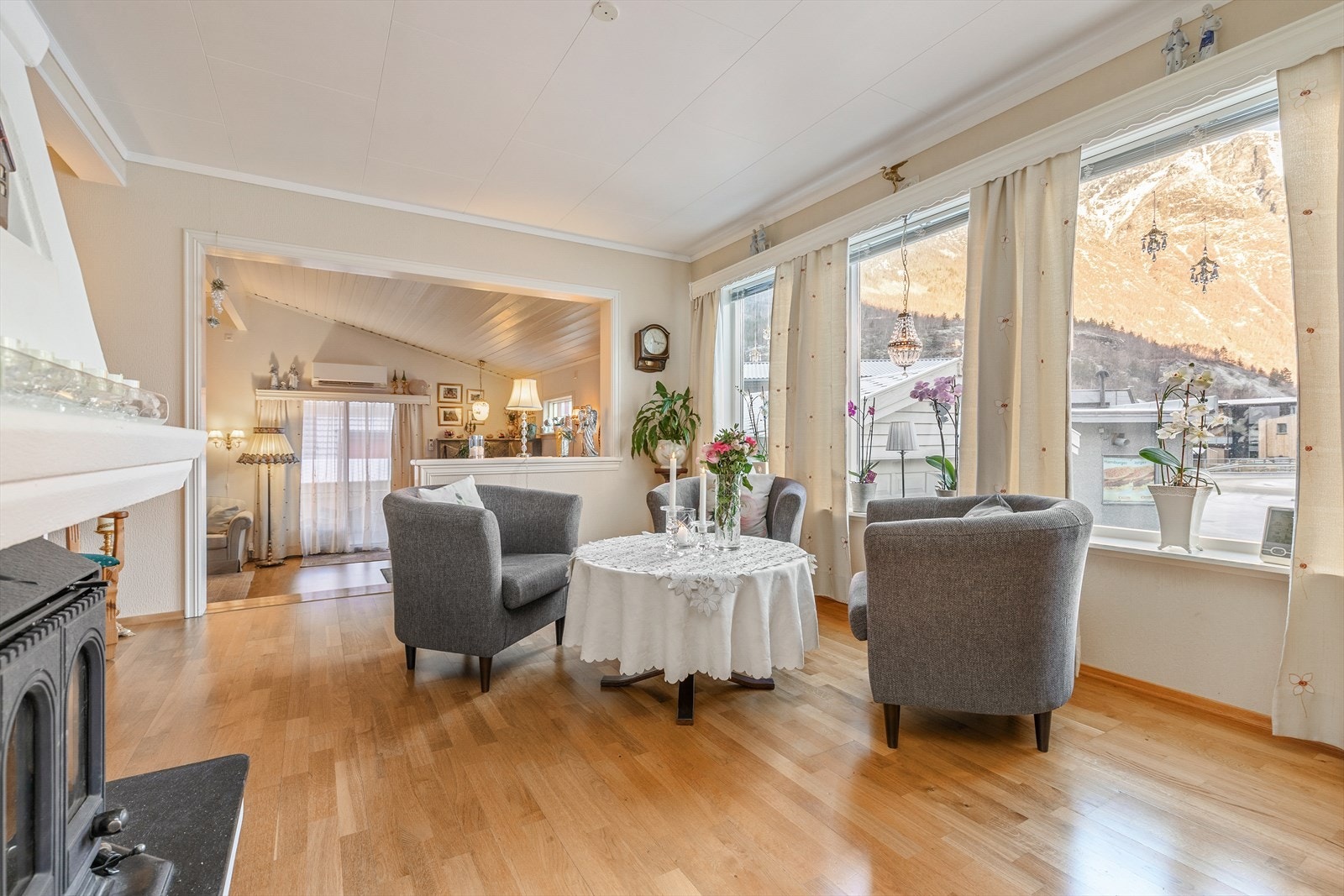 Størrelsen på rommet gjer det lett å innrede på ynskjeleg vis med både sosialseksjon og spiseseksjon. Galleribilde