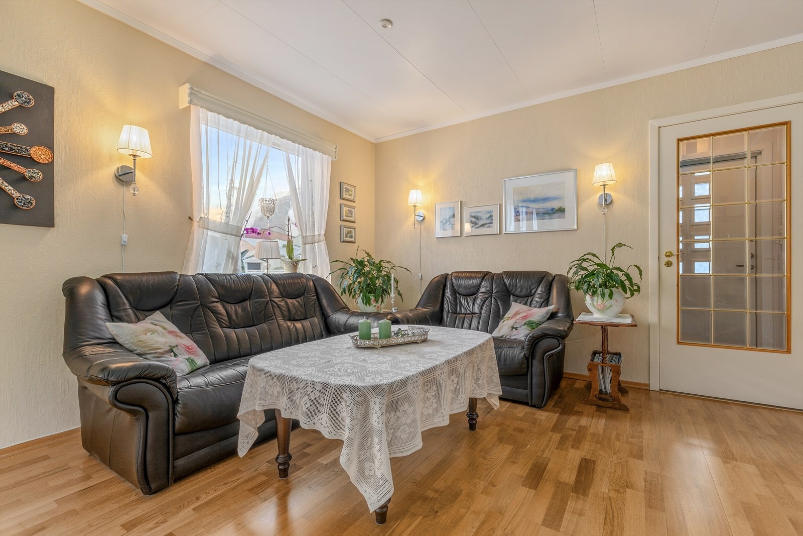 Ein enkel entre ønsker deg velkommen, der du blir møtt av ein luftig og innbydande gang skyvedørsgarderobe for oppbevaring. Herifrå er det tilkomst til bad og stove. Galleribilde