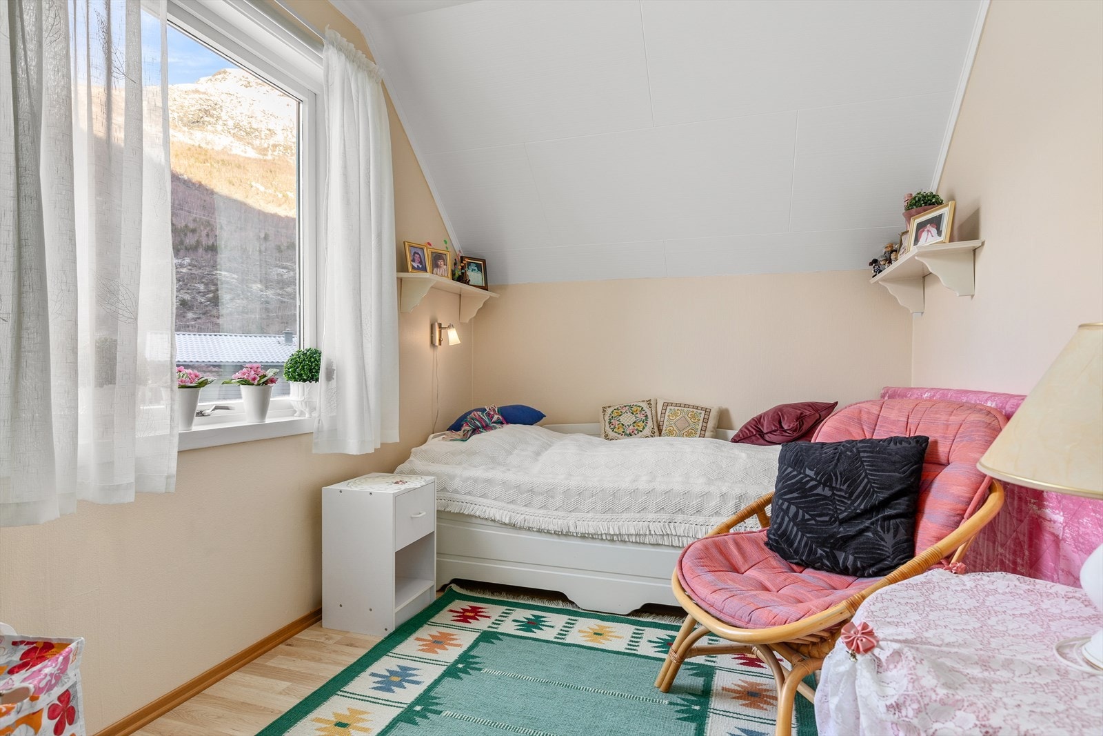 Soverom med plass til seng og garderobe. Galleribilde