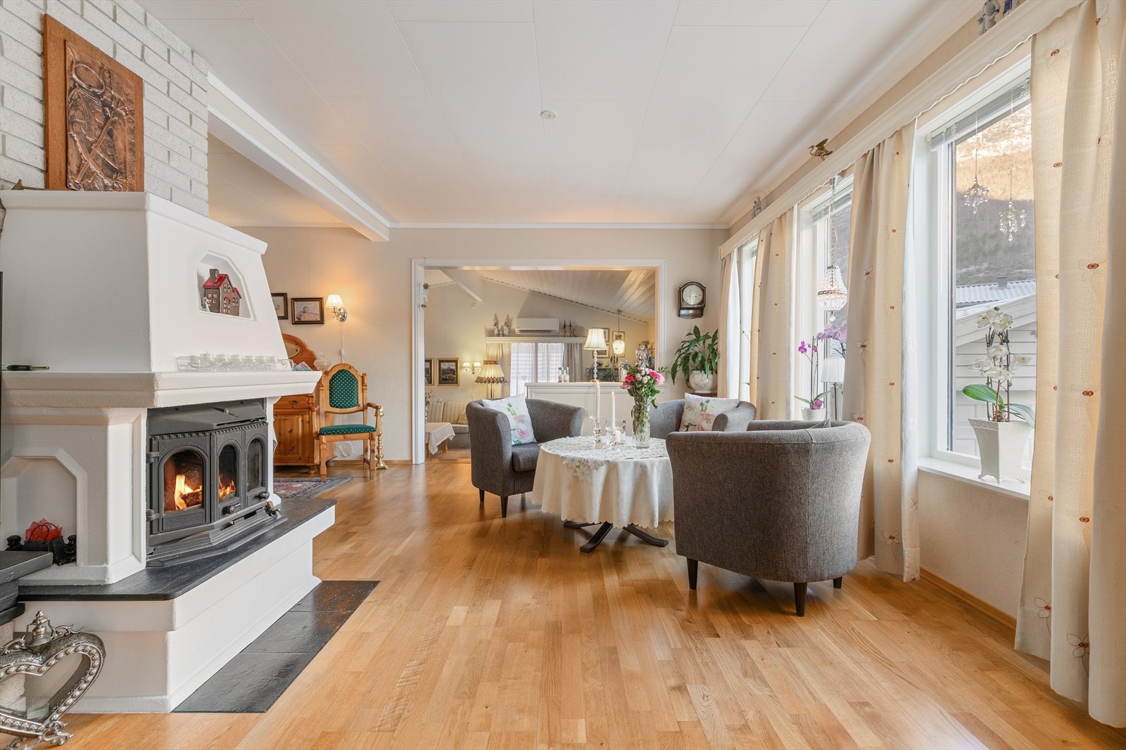 Rommet ein god peisovn som sørger for rikeleg med varme på kalde vinterdagar, samt ein lun atmosfære. Galleribilde