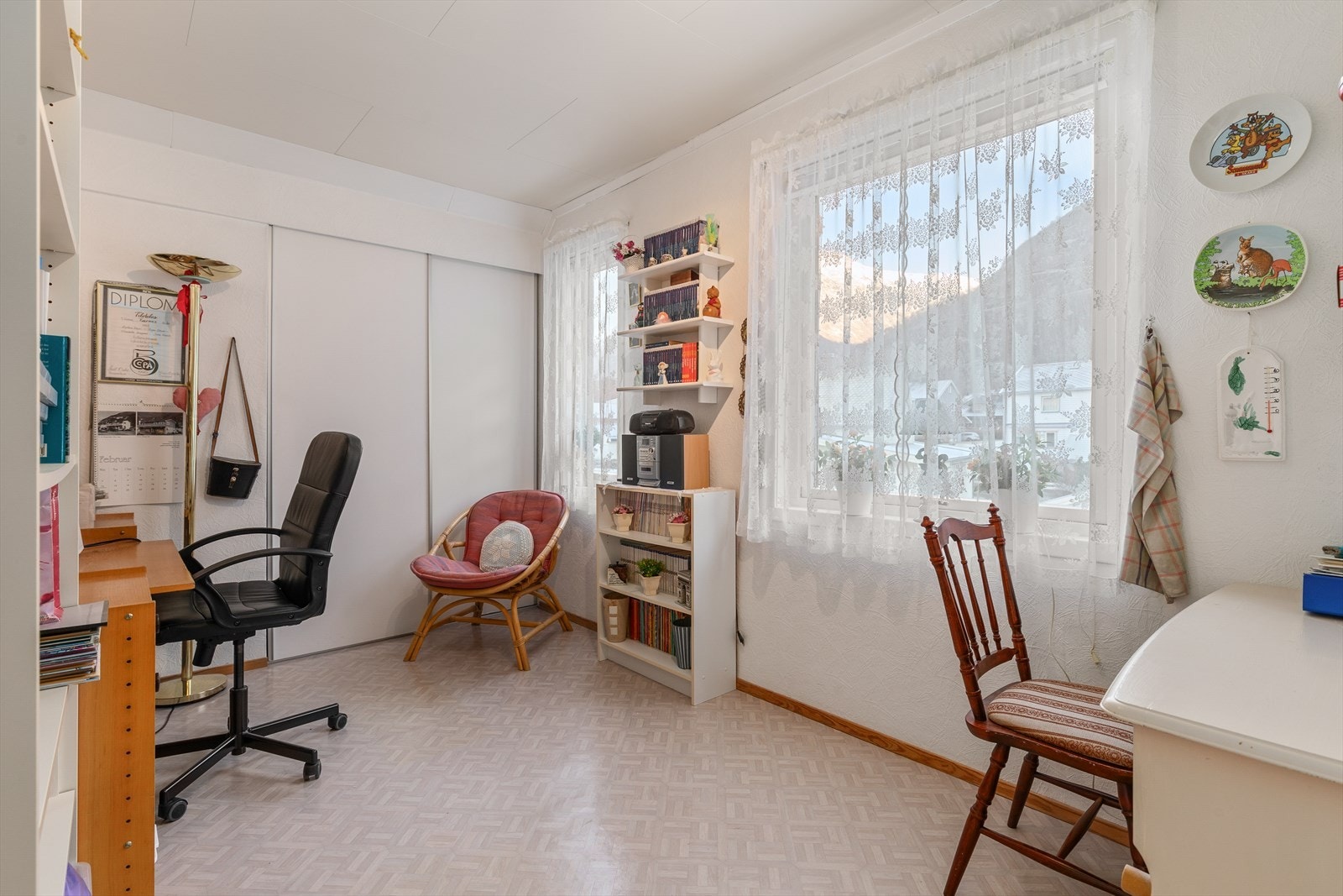 Soverom som idag er nytta som kontor/syrom med skyvedørsgarderobe. Galleribilde