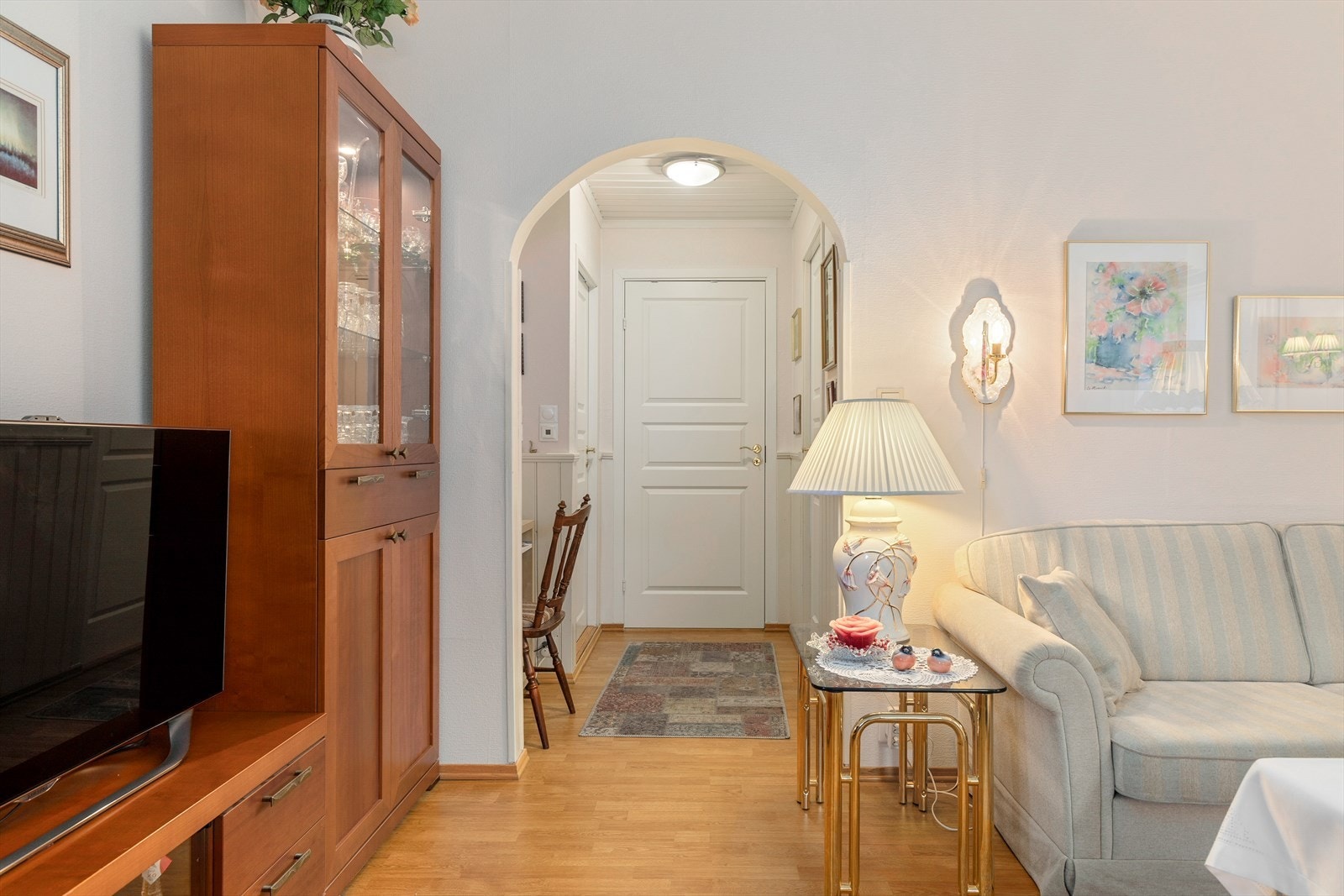 Vidare finn me soverom, bad og eiga entre som seljar nytta som bod. Galleribilde