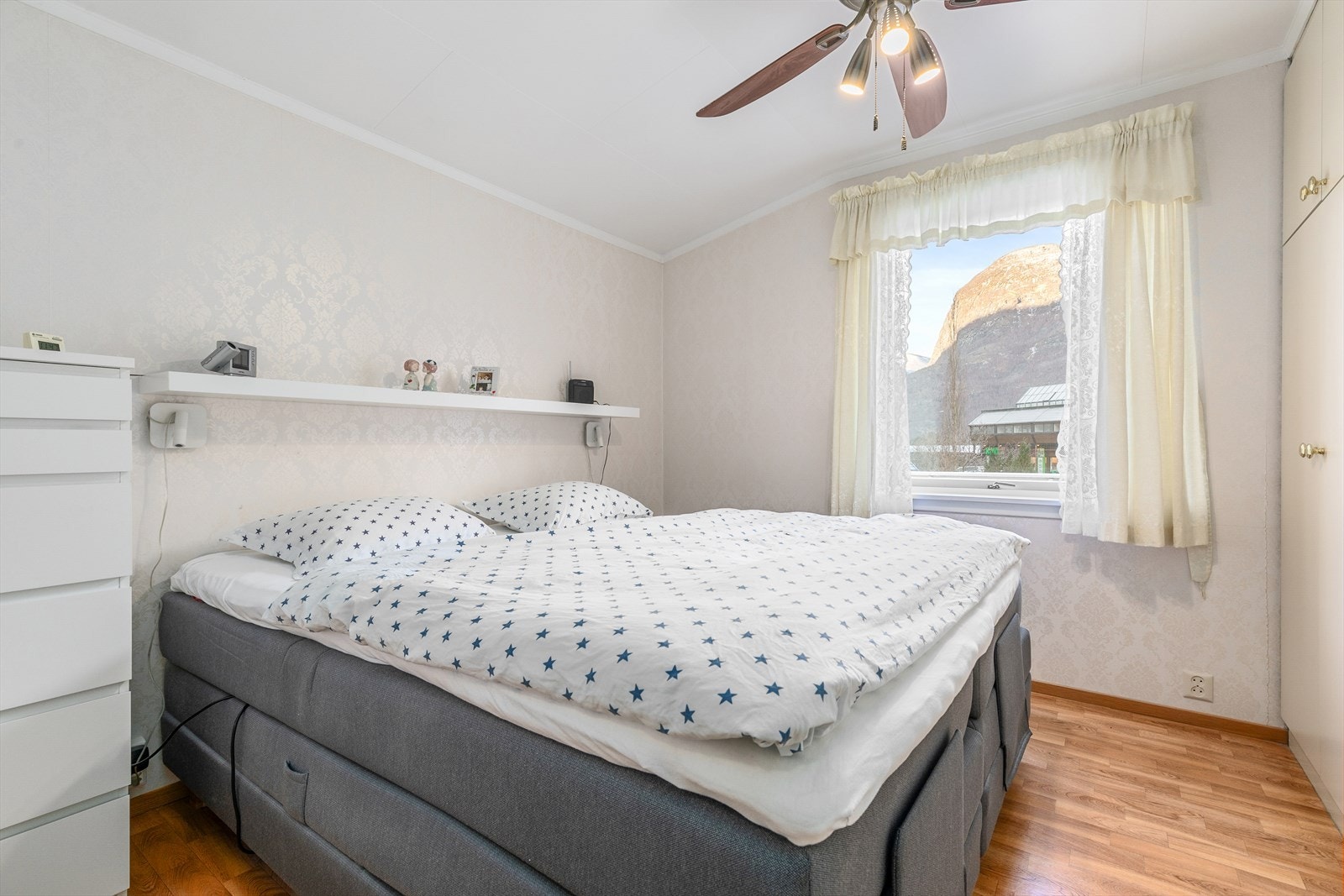 Soverom med plass til dobbelseng og oppbevaring i innebygde skap. Galleribilde