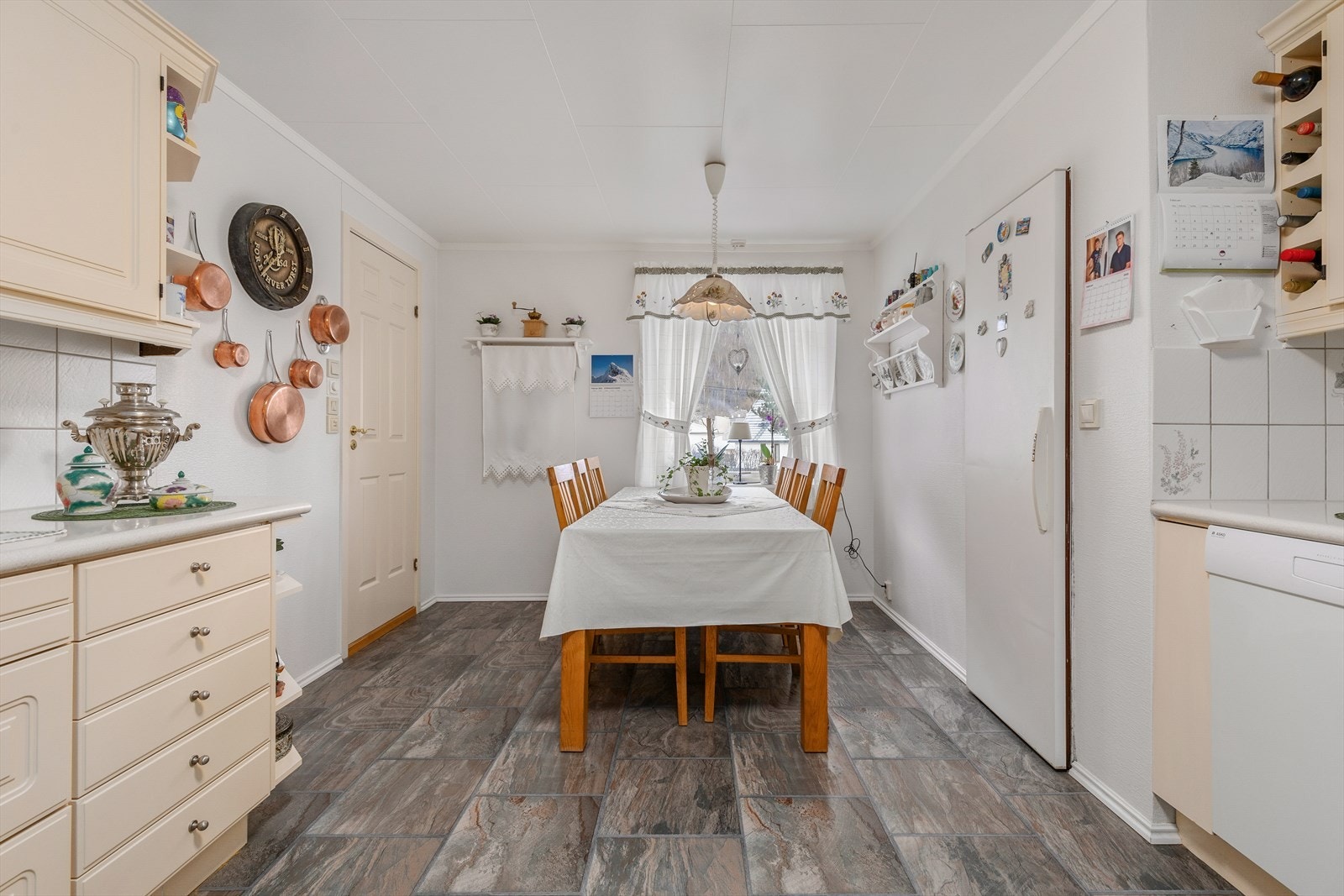 Eldre kjøkken med profilerte fronter og laminat benkeplate. Galleribilde