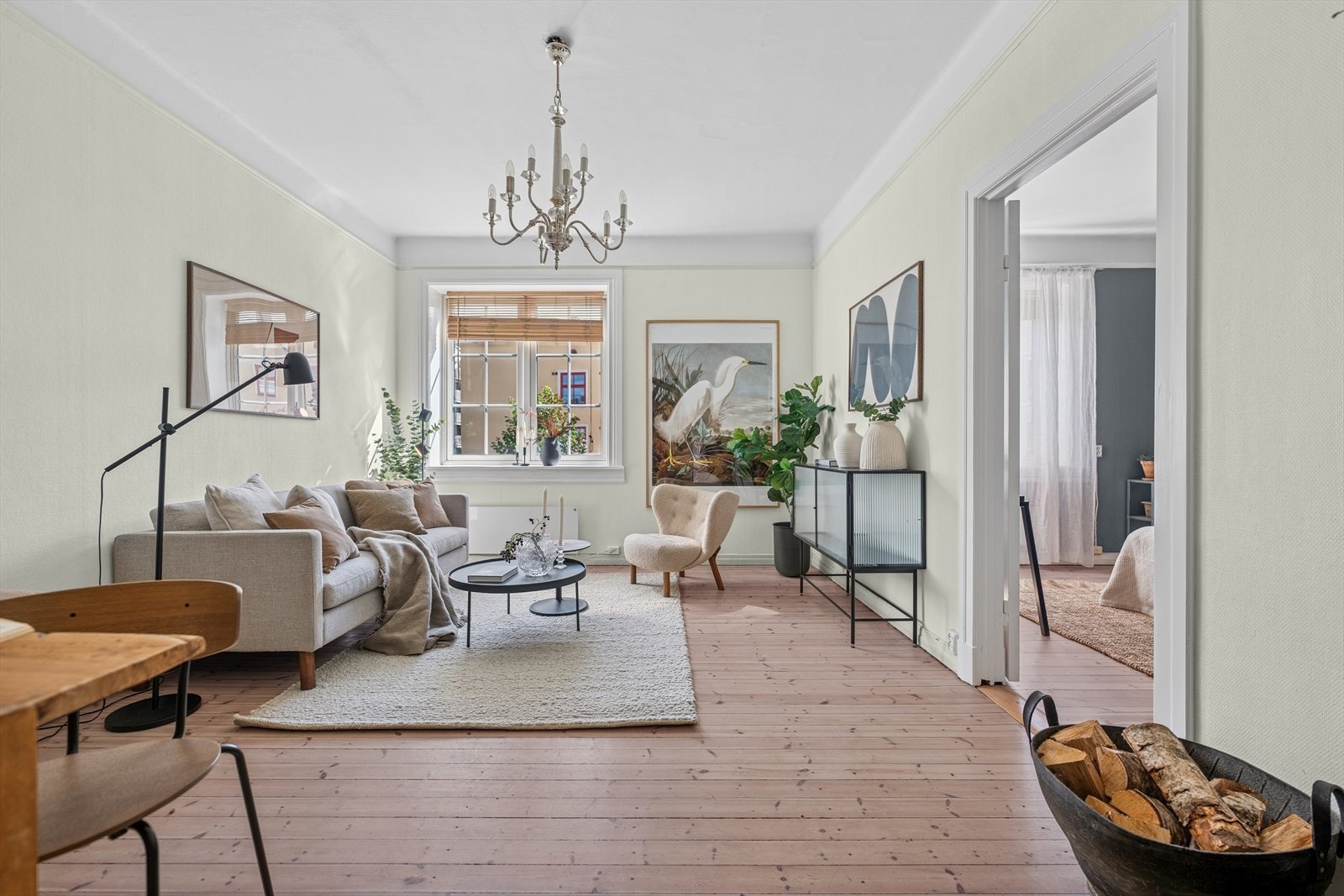 Stuen er innredet med sofagruppe, og har plass til spisebord. Rommet byr på god takhøyde samt store vindusflater som fyller rommet med naturlig lys. Her får du en luftig og innbydende atmosfære. Galleribilde