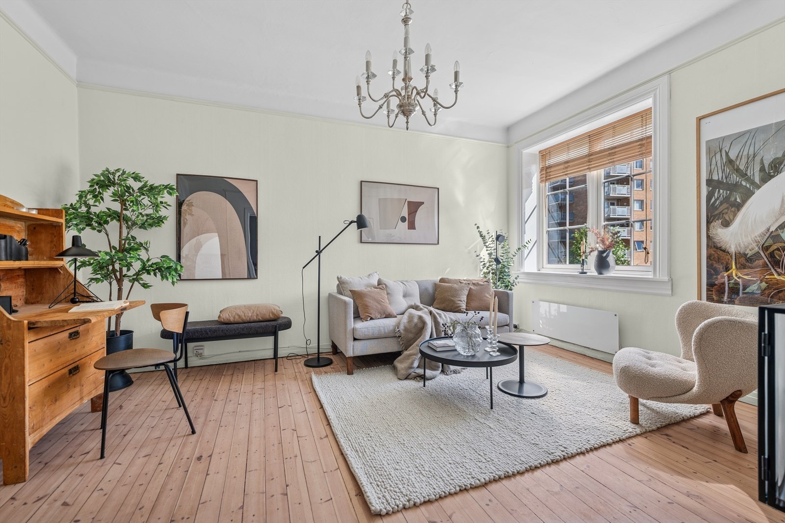 Gjennomgående, lys og sjarmerende leilighet på 65 kvm i ærverdige Søylegården på Torshov. Velkommen til Hans Nielsen Hauges gate 42! Galleribilde