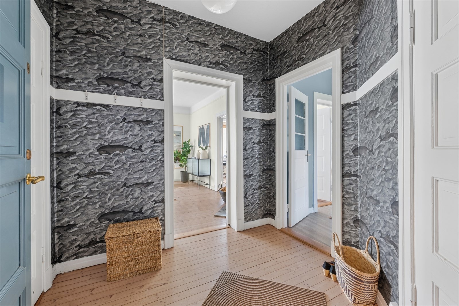 Leilighetens entrè er romslig og har god plass til både oppbevaring og avheng av yttertøy. Her får du et godt førsteinntrykk av boligens klassiske og innbydende atmosfære. Velkommen inn! Galleribilde