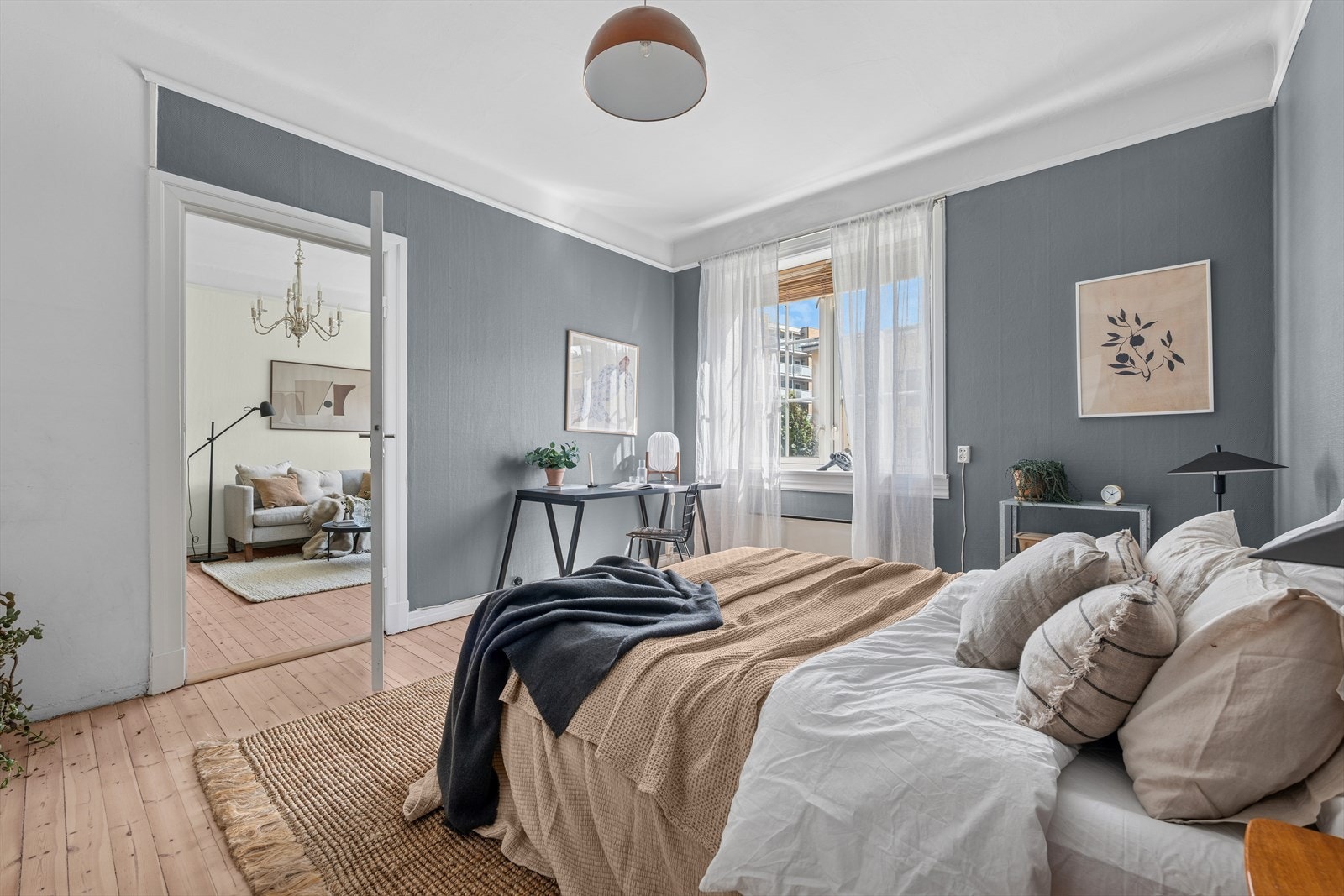 Soverom har klassiske og nyslipte tregulv, god takhøyde og to inngangsdører Galleribilde