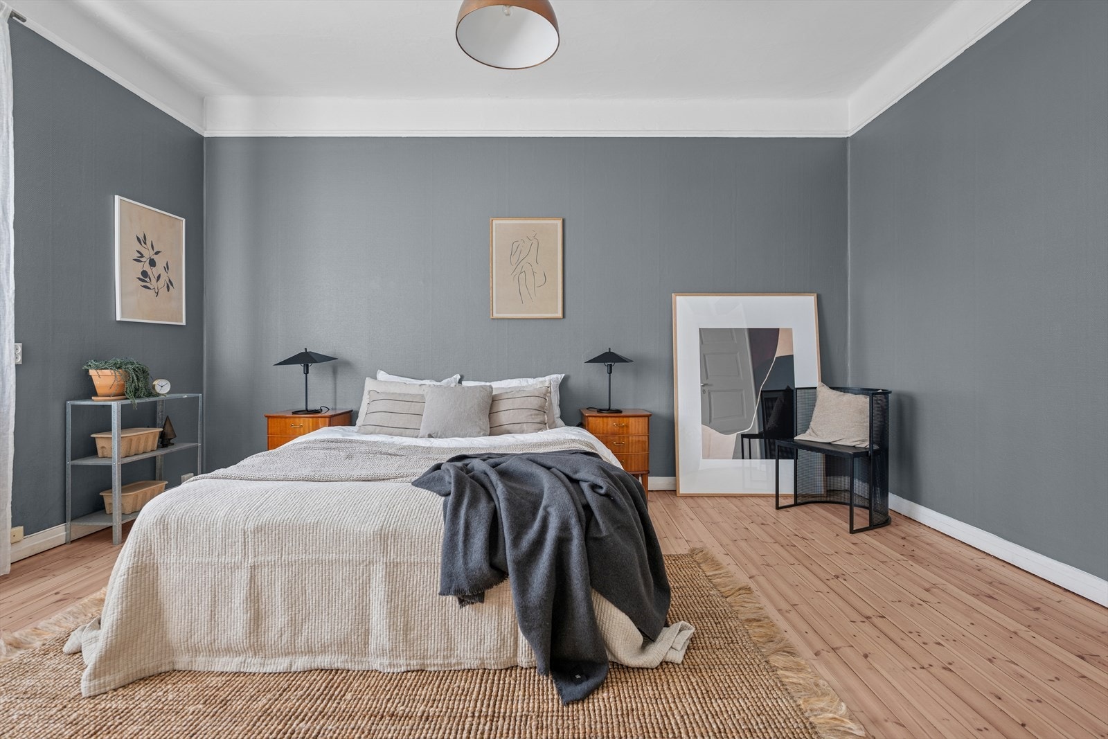 Soverommet er malt i en behagelig blå tone som skaper rolig og avslappende atmosfære, perfekt for et godt sovemiljø. Galleribilde