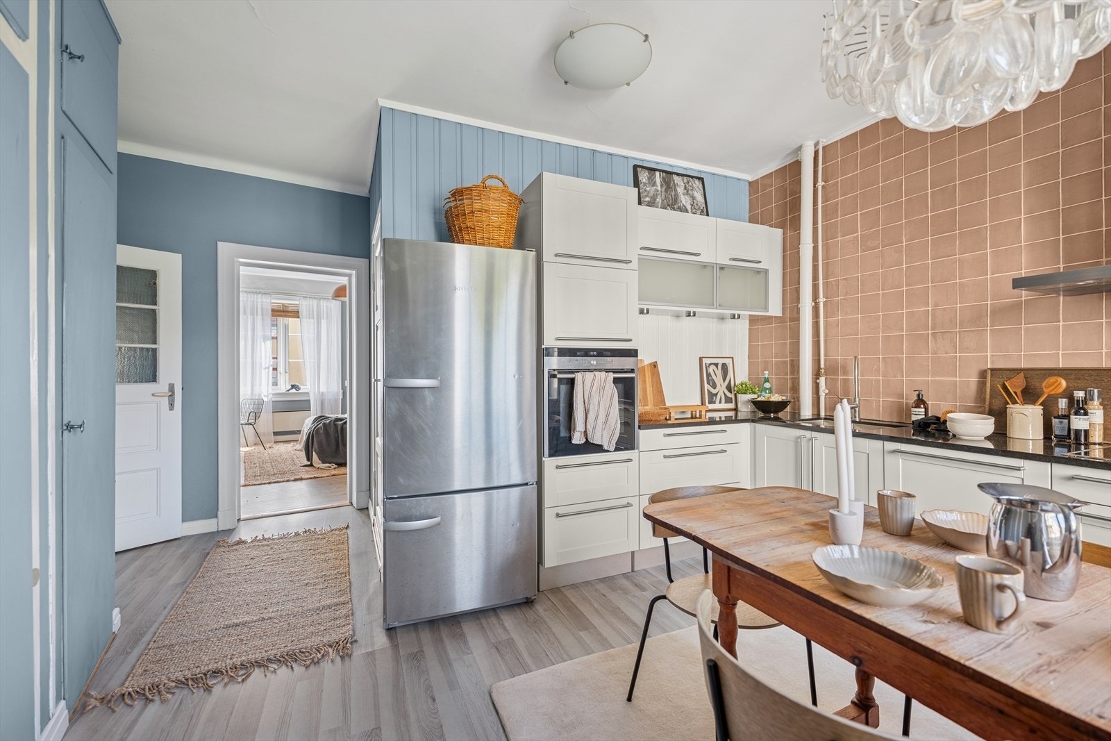 Kjøkkenet har rikelig med skap- og lagringsplass, og gir både funksjonalitet og god orden i hverdagen. Her ligger alt til dette for en praktisk og effektiv kjøkken hverdag. Galleribilde