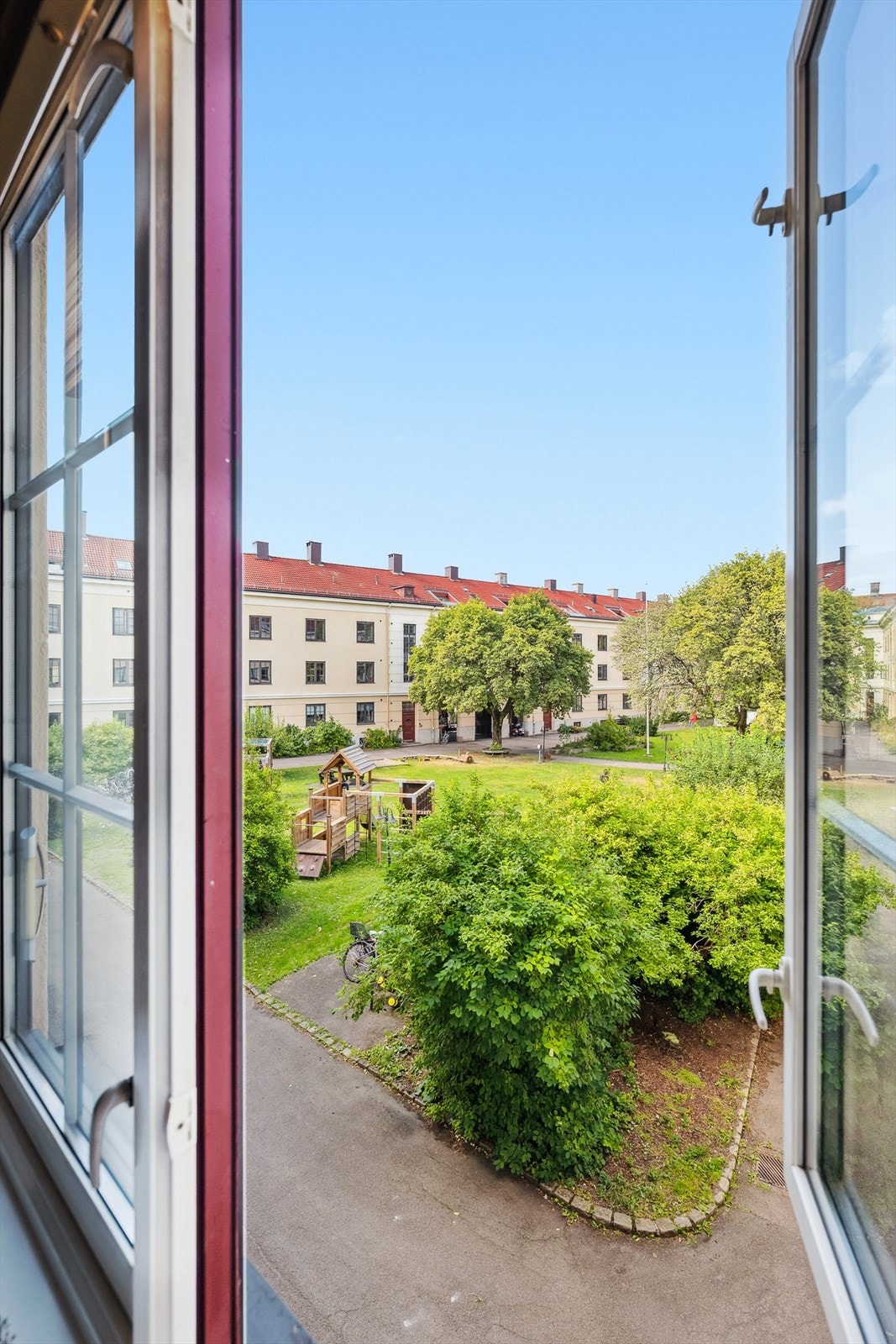 Fra kjøkkenet har du en hyggelig utsikt som gir et lyst og trivelig preg til rommet. Galleribilde