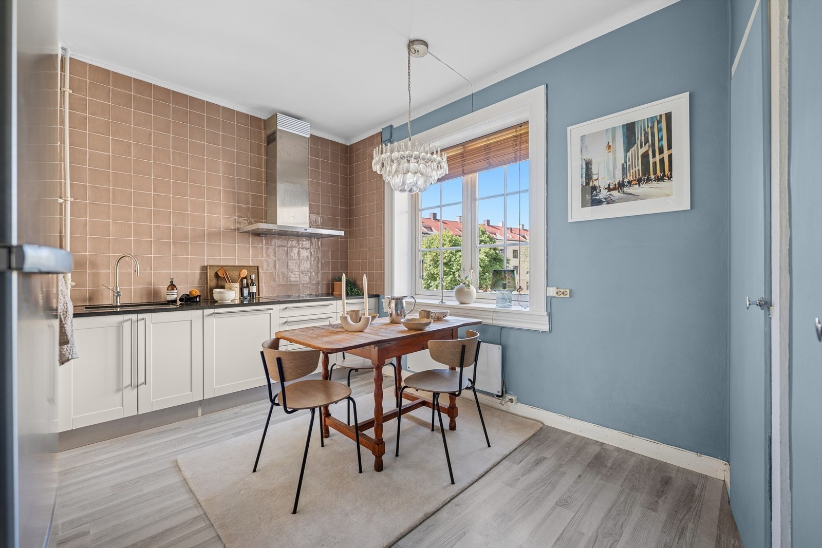 Kjøkkenet er romslig og lyst med god plass til spisebord. Vinduene vender ut mot rolig bakgård, her kan frokosten nytes med flott utsikt mot en vakker gård. Galleribilde