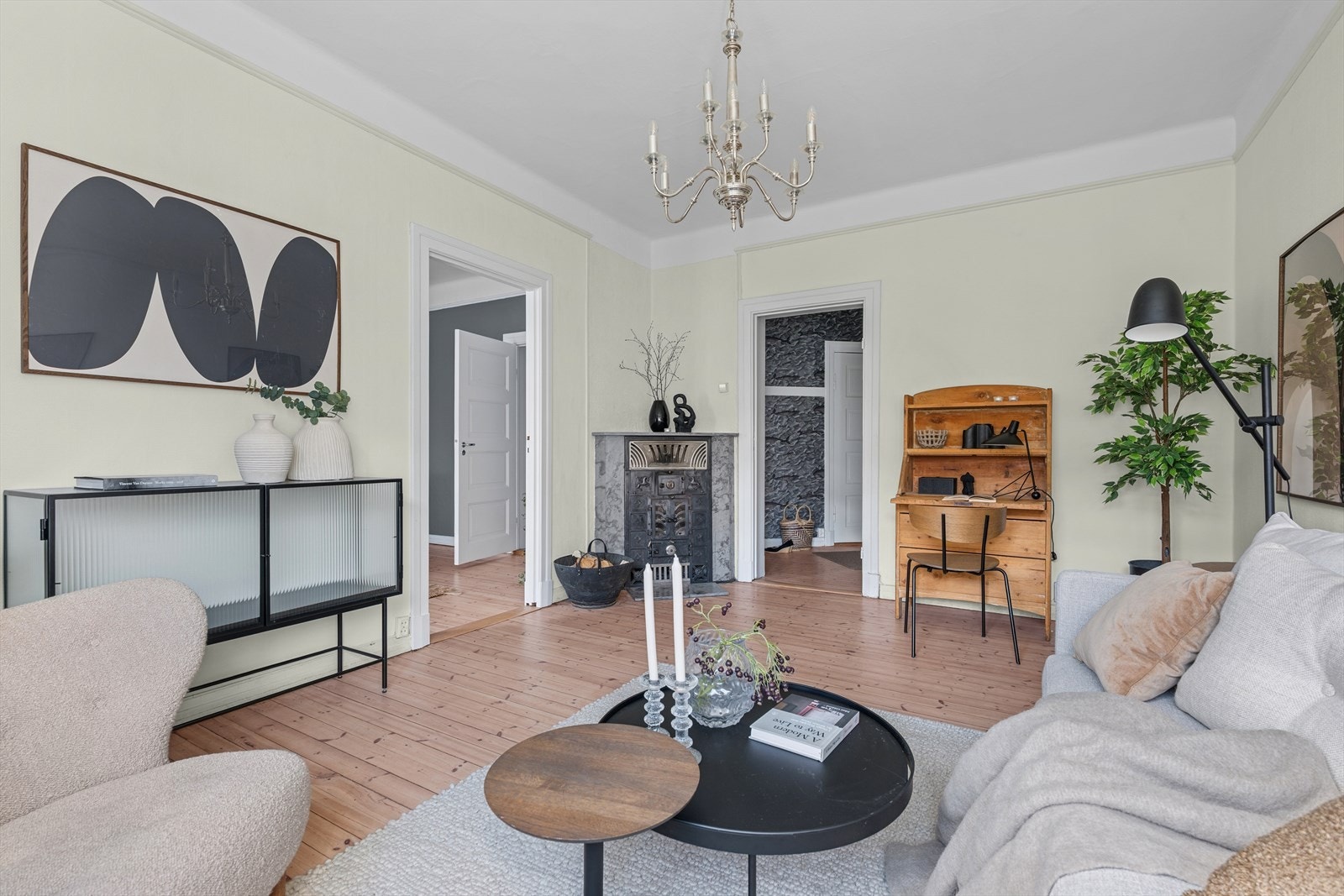 Stuen har klassiske tregulv og en koselig vedkamin som gir varme og sjarm hele året. Galleribilde