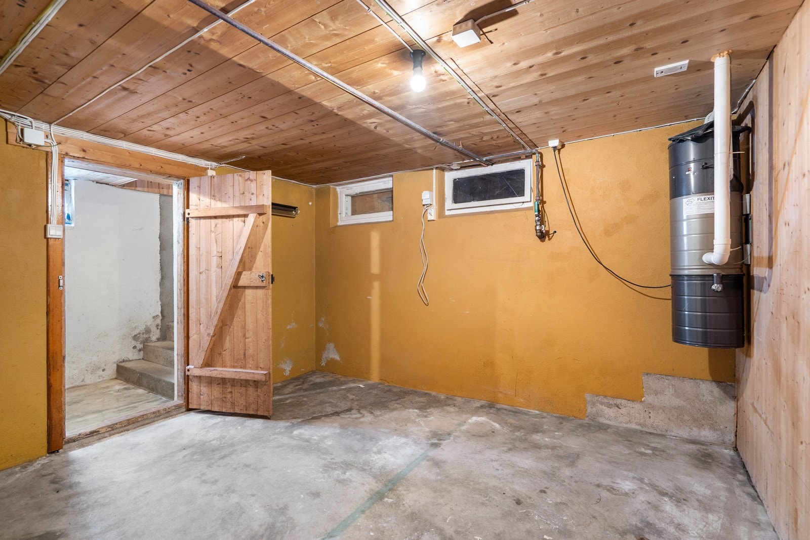 Kjelleren byr på rikelig med lagringsplass i flere boder Galleribilde