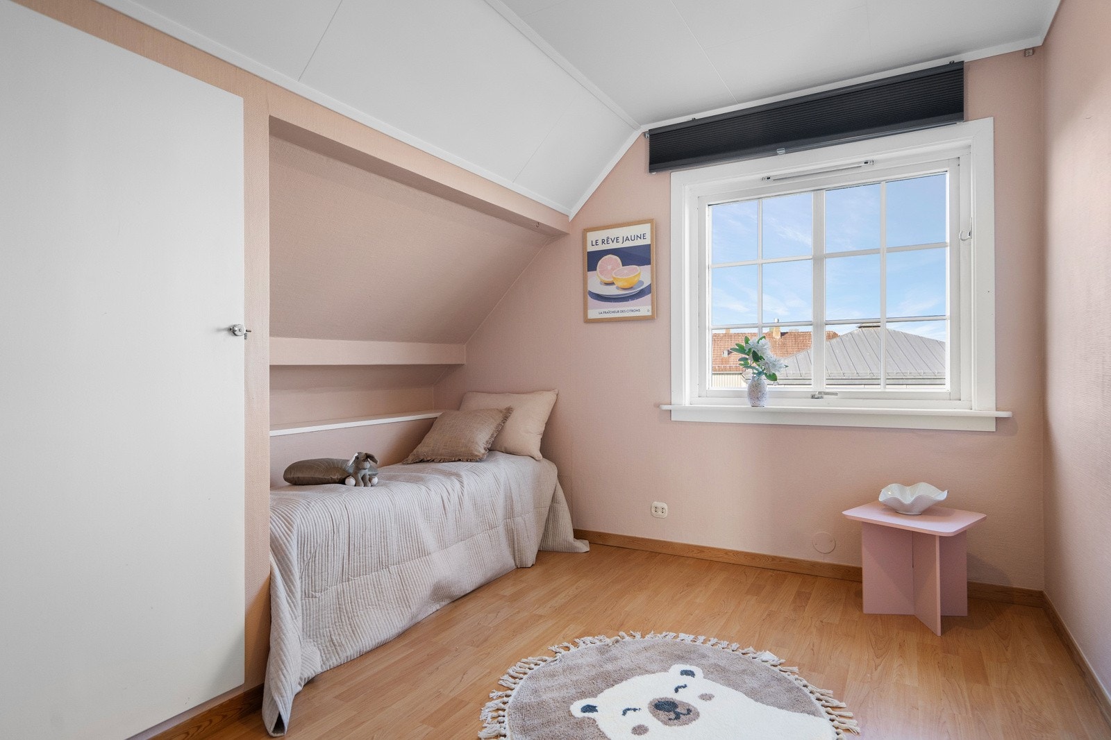 I andre etasje finner du to lyse og trivelige soverom, begge med plass til garderobeløsning Galleribilde