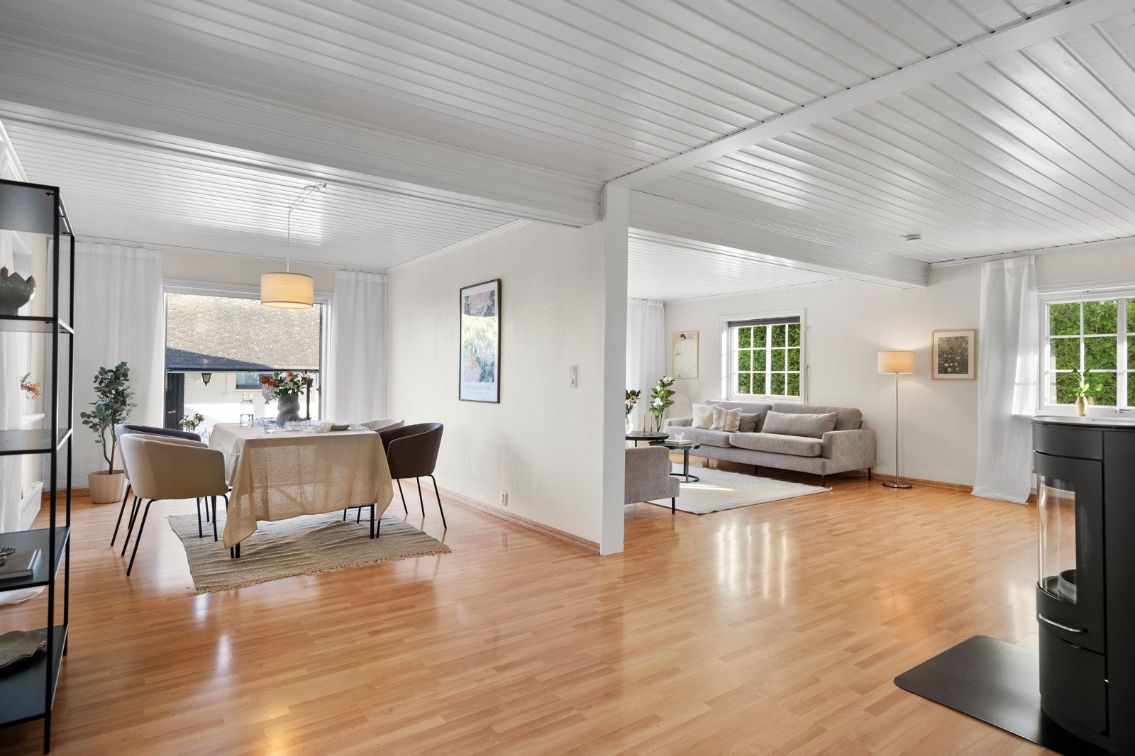 Stuen er stor og luftig, med flere innredningsmuligheter og god plass til både spiseavdeling og TV-stue Galleribilde