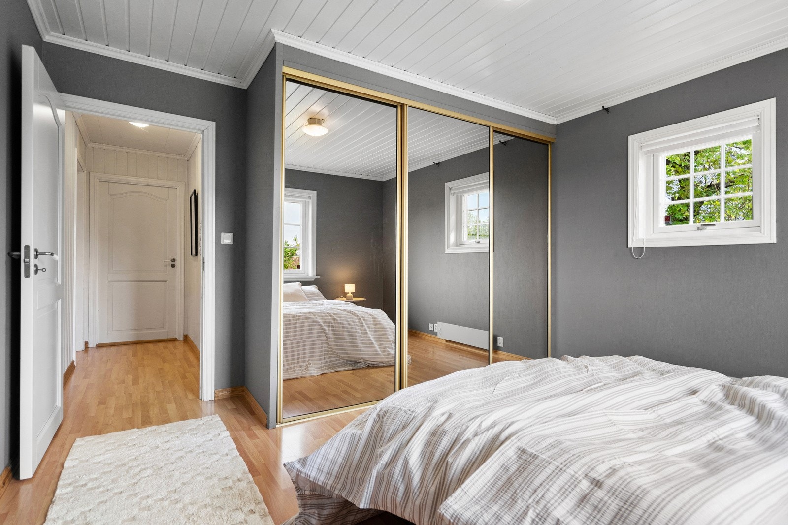 Boligens hovedsoverom, som er av god størrelse og har skyvedørsgarderobe med speilfronter. Galleribilde