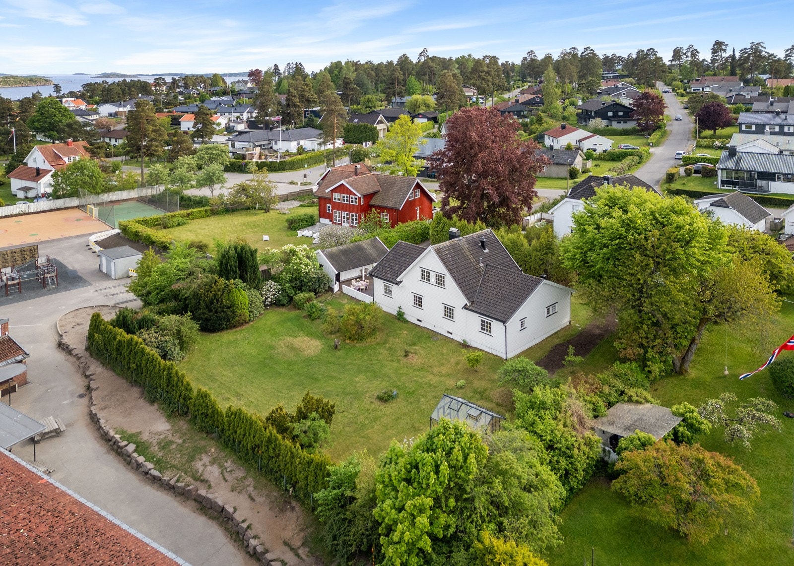 Fra boligen er det få meter til Husvik barneskole Galleribilde