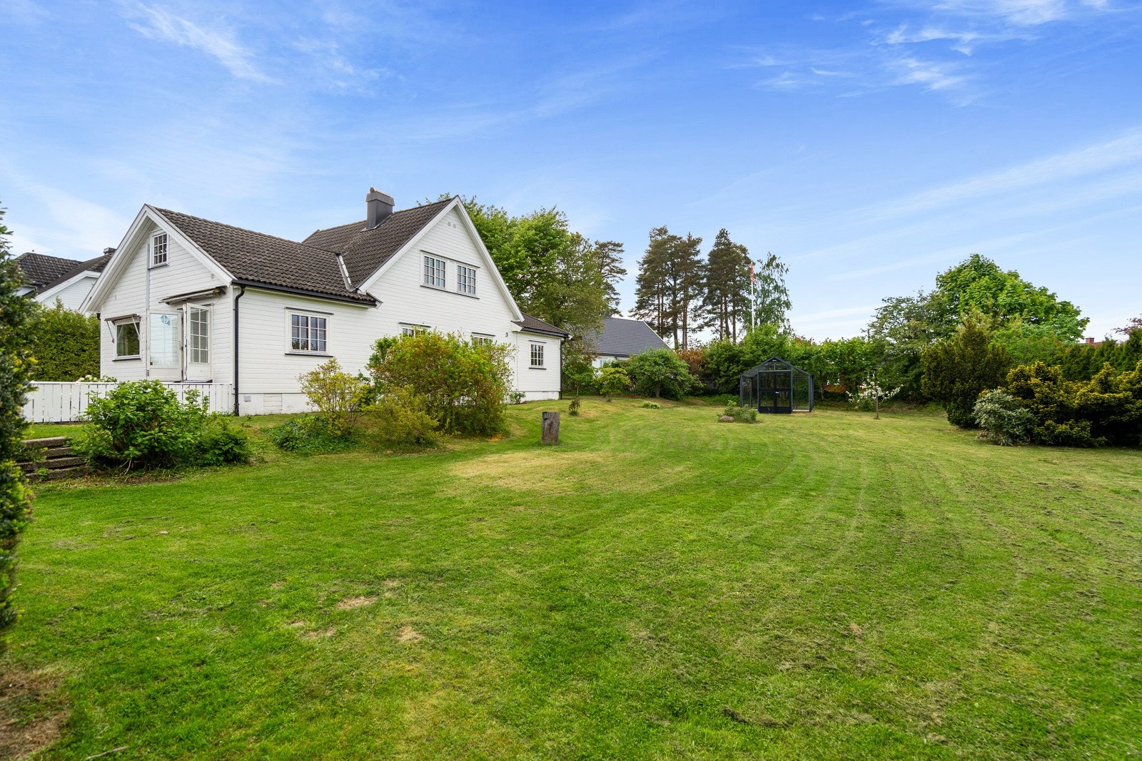 Her får du en hyggelig og romslig eiendom med enebolig og garasje, beliggende innerst i en rolig stikkvei Galleribilde