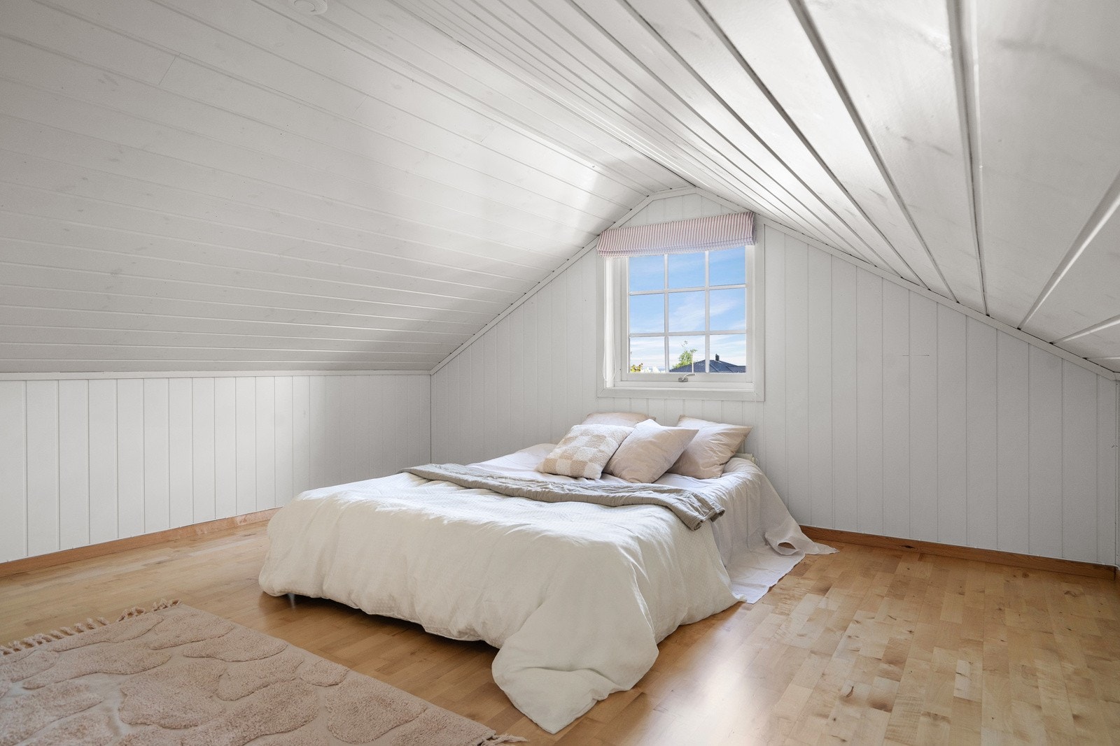 Videre er det et disponibelt rom som har blitt brukt som kontor/gjesterom. Merk at dette rommet ikke er godkjent for varig opphold. Galleribilde