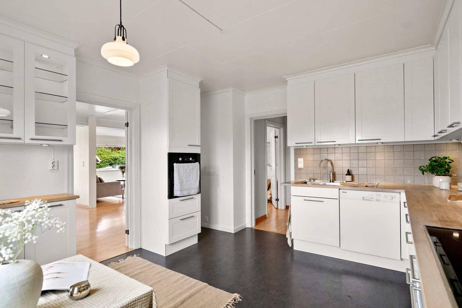 Kjøkkenet er utstyrt med integrert stekeovn og koketopp. Galleribilde