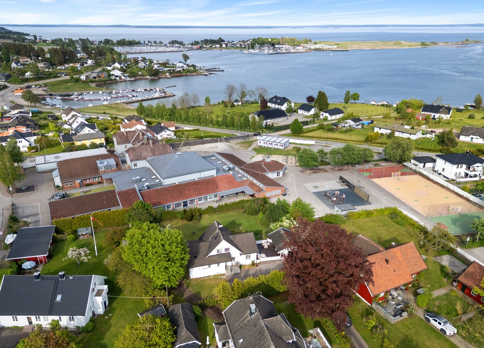 Eiendommen ligger i et veletablert og barnevennlig boligområde på Husvik. Det er kun en liten spasertur ned til flotte Klopp badestrand og småbåthavn. Galleribilde
