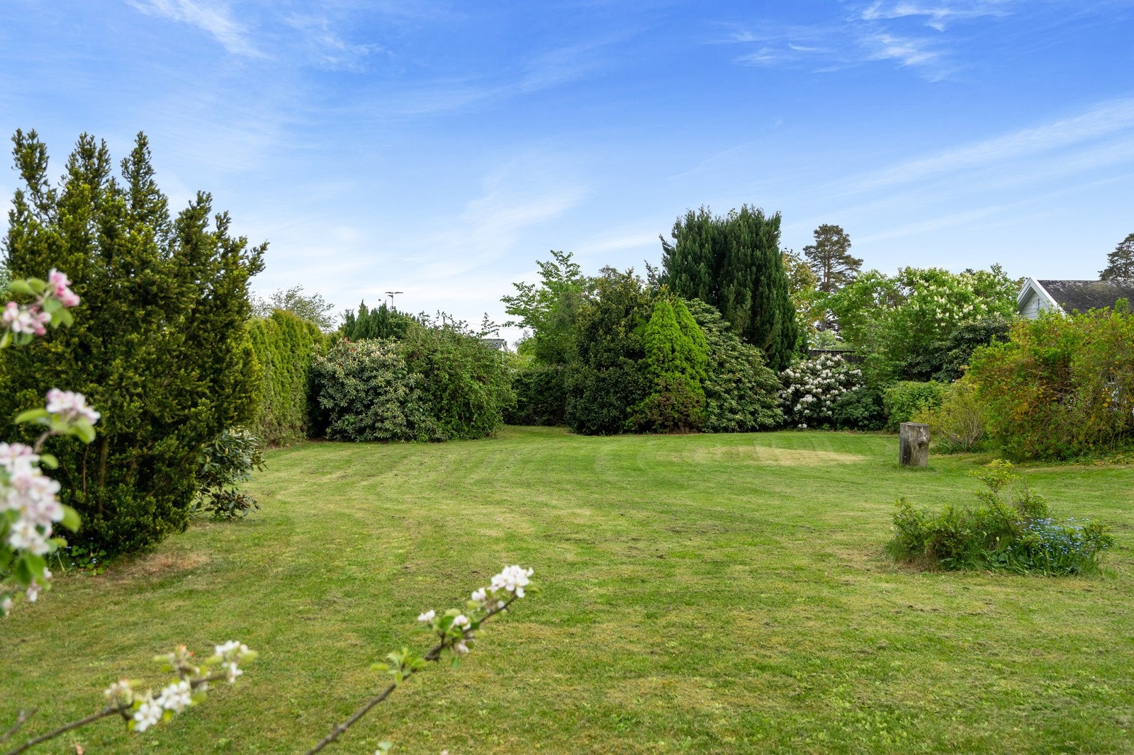 Eiendommen har en solrik og barnevennlig beliggenhet, med kort gangavstand til både skole og barnehage - perfekt for familien som ønsker trygge og praktiske hverdager. Galleribilde