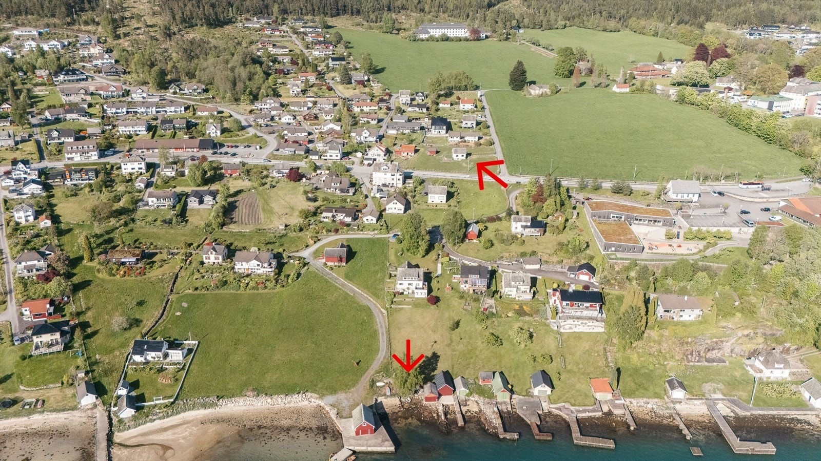 Innholdsrik eiendom på stort tomt med bolig (renoveringsobjekt), låve, uthus og naust Galleribilde