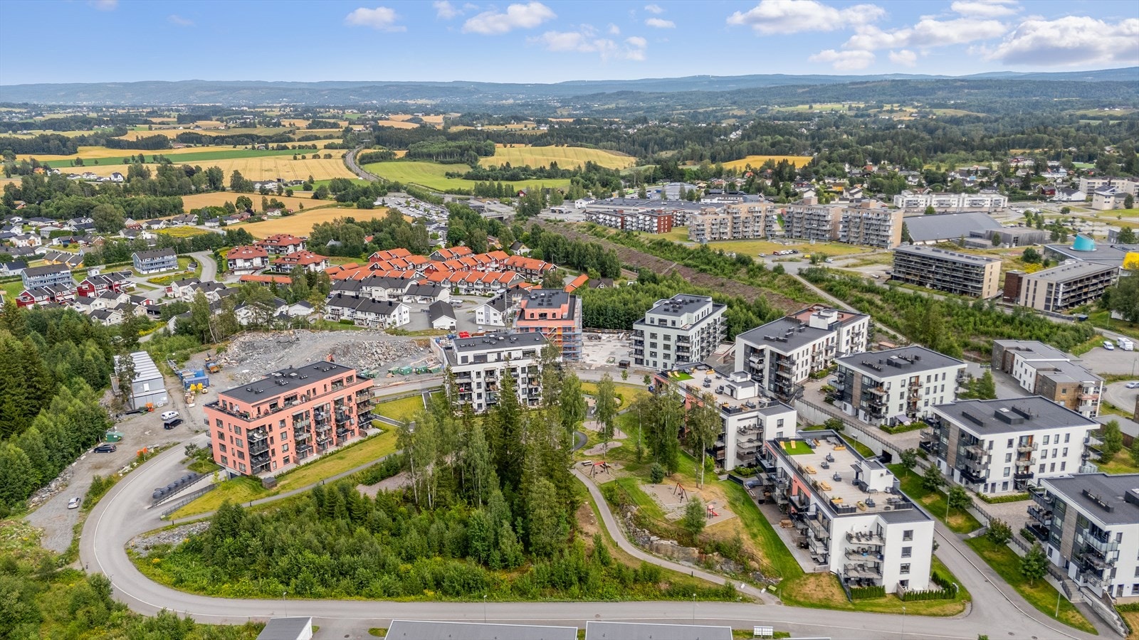 Kort vei til servicetilbud som AMFI Eidsvoll, samt unike opplevelser ved bl.a. historiske Eidsvollsbygningen. Galleribilde