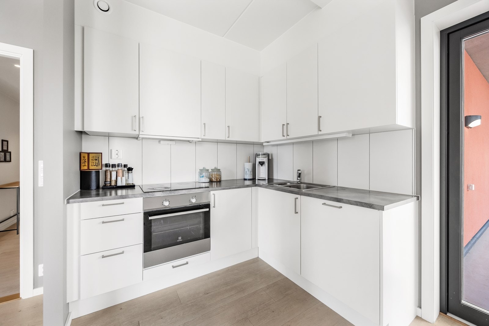 Stilrent kjøkken fra 2020 med integrerte hvitevarer og god arbeidsplass. Galleribilde