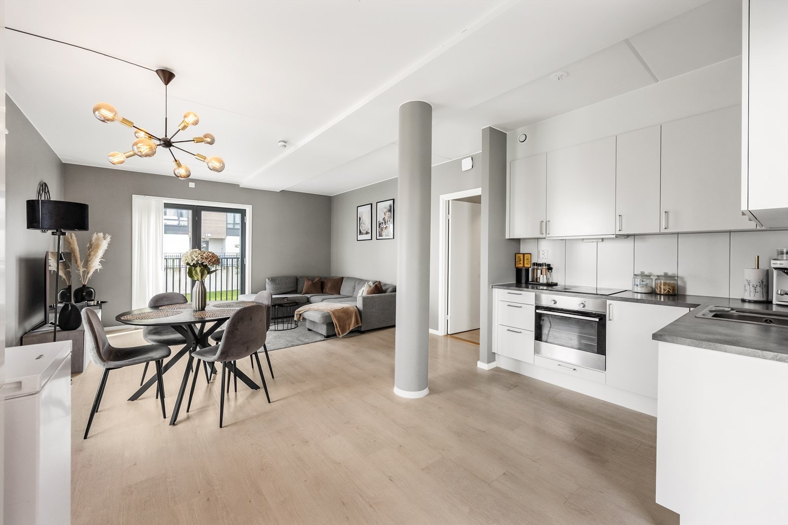 Den åpne løsningen skaper en luftig og sosial atmosfære i leiligheten. Galleribilde