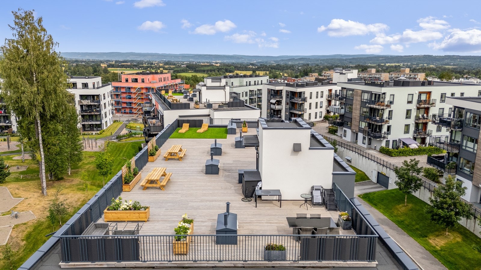 Nyt fine solforhold på sameiets store og pent opparbeidede takterrasse. Galleribilde