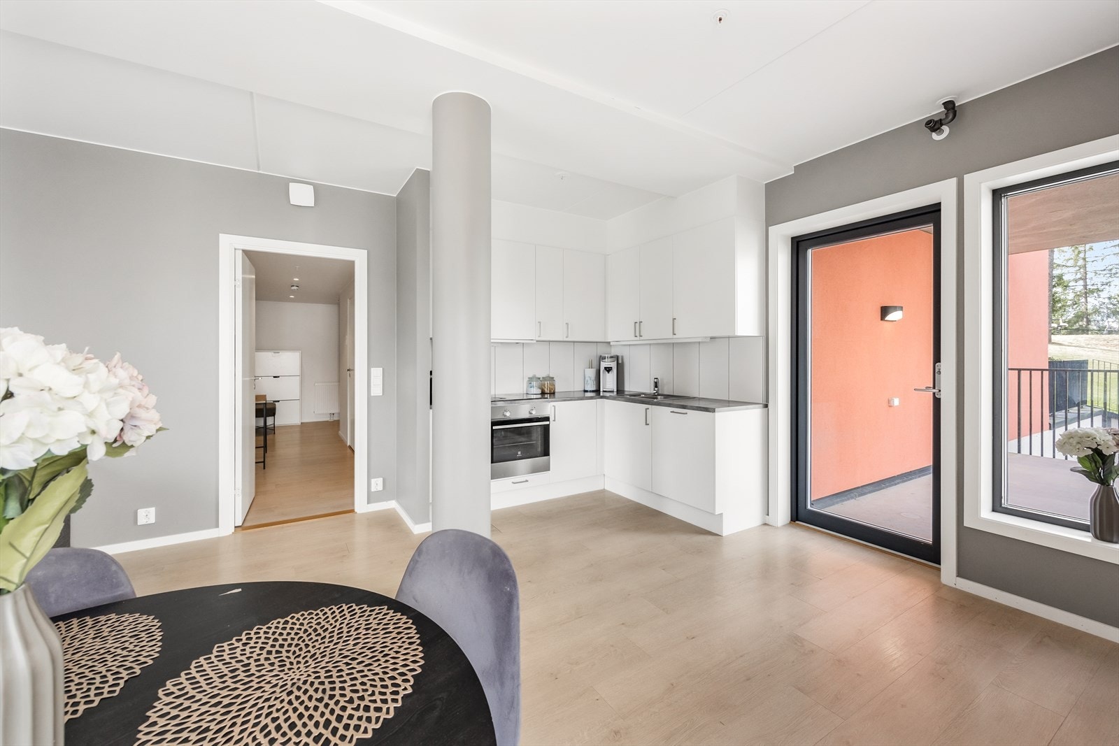 Praktisk kjøkkenløsning i åpen forbindelse med spiseplassen og stuen. Galleribilde