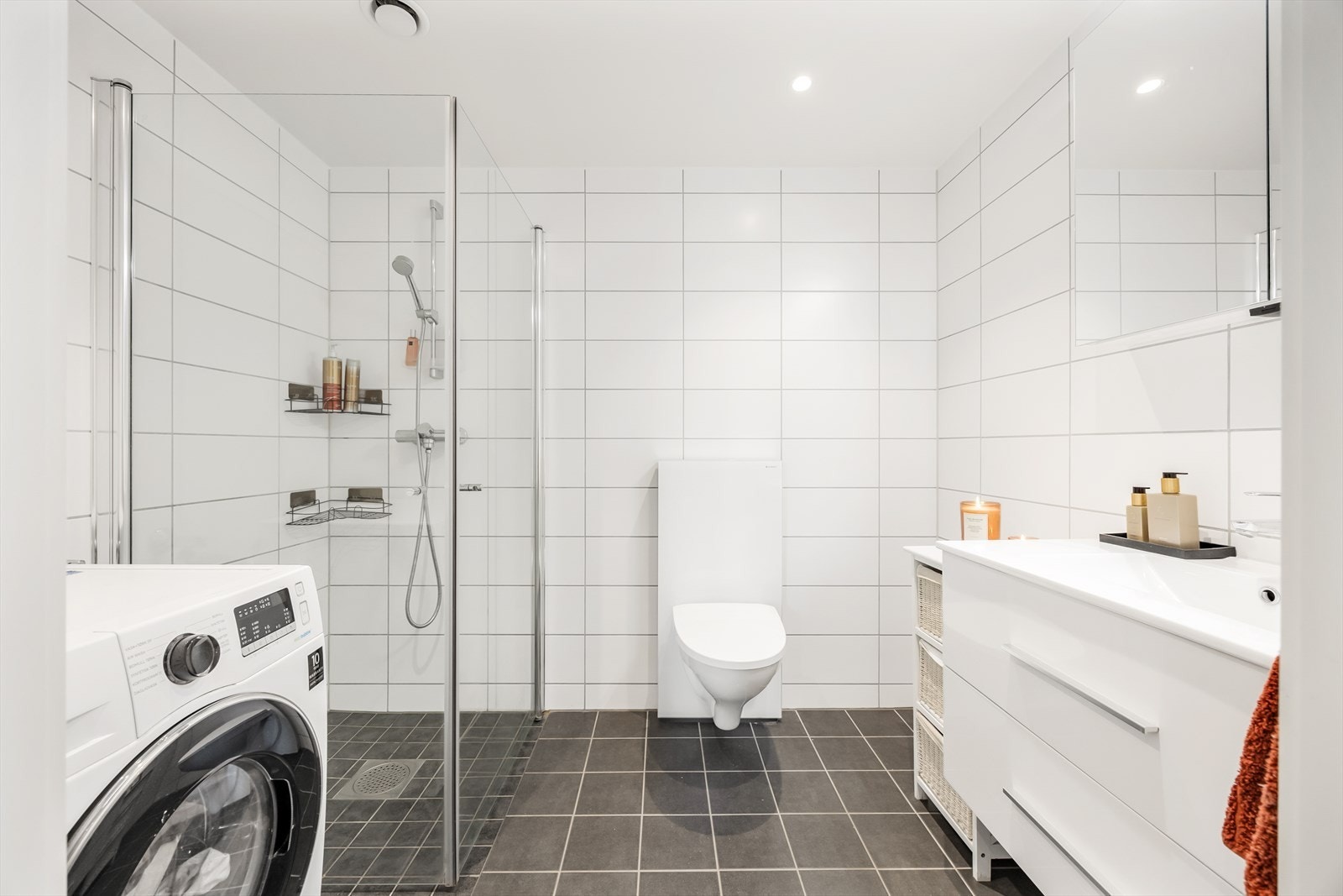 Flislagt bad med behagelig gulvvarme. Galleribilde