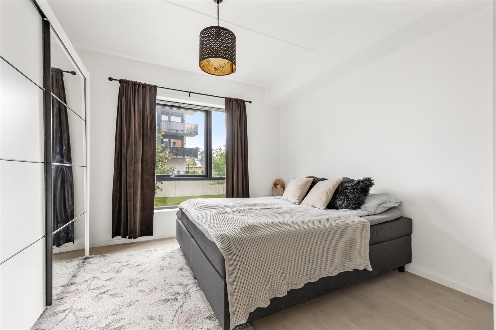 Hovedsoverom med god plass til dobbeltseng og garderobeløsning. Galleribilde