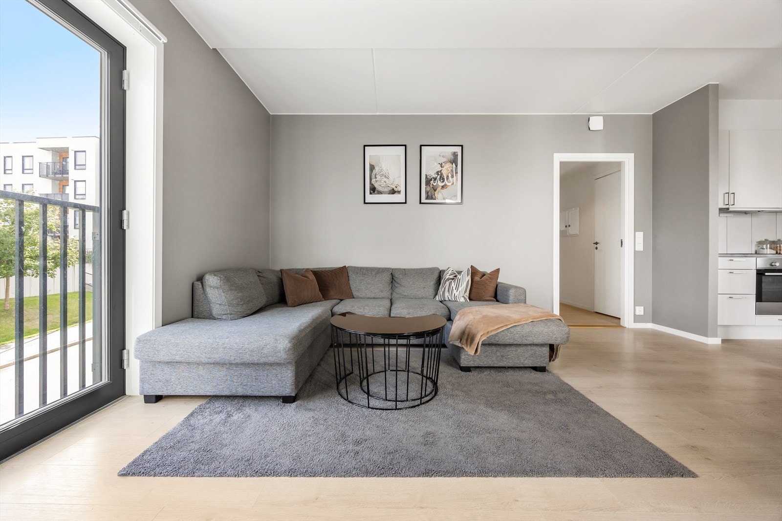 Store vinduer og glassdør til balkongen gir rikelig med dagslys. Galleribilde